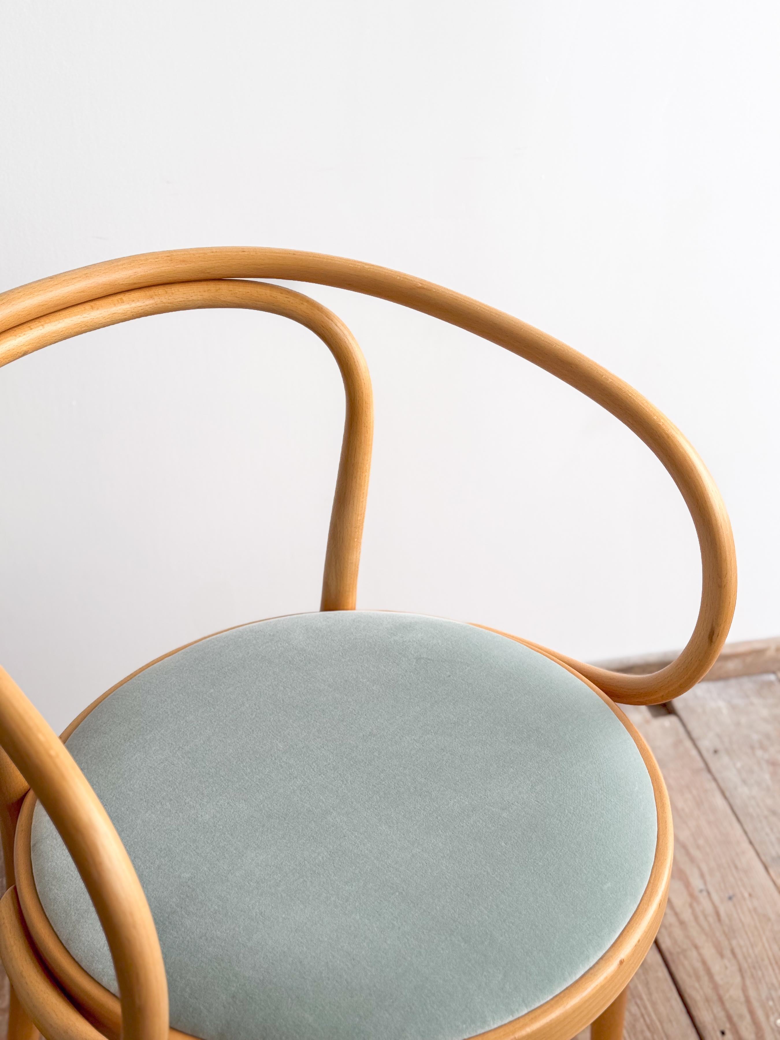 Coppia di poltrone Thonet 209 P in legno di faggio con rivestimento in velluto, Germania in vendita 4