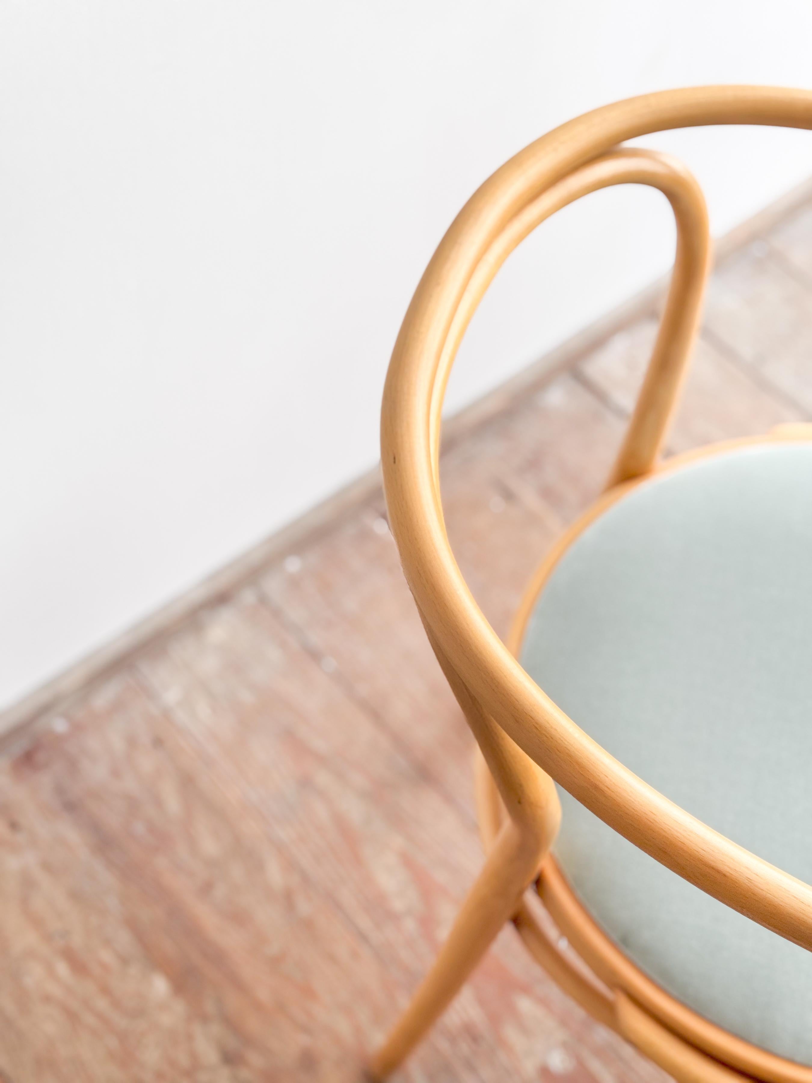 Coppia di poltrone Thonet 209 P in legno di faggio con rivestimento in velluto, Germania in vendita 5