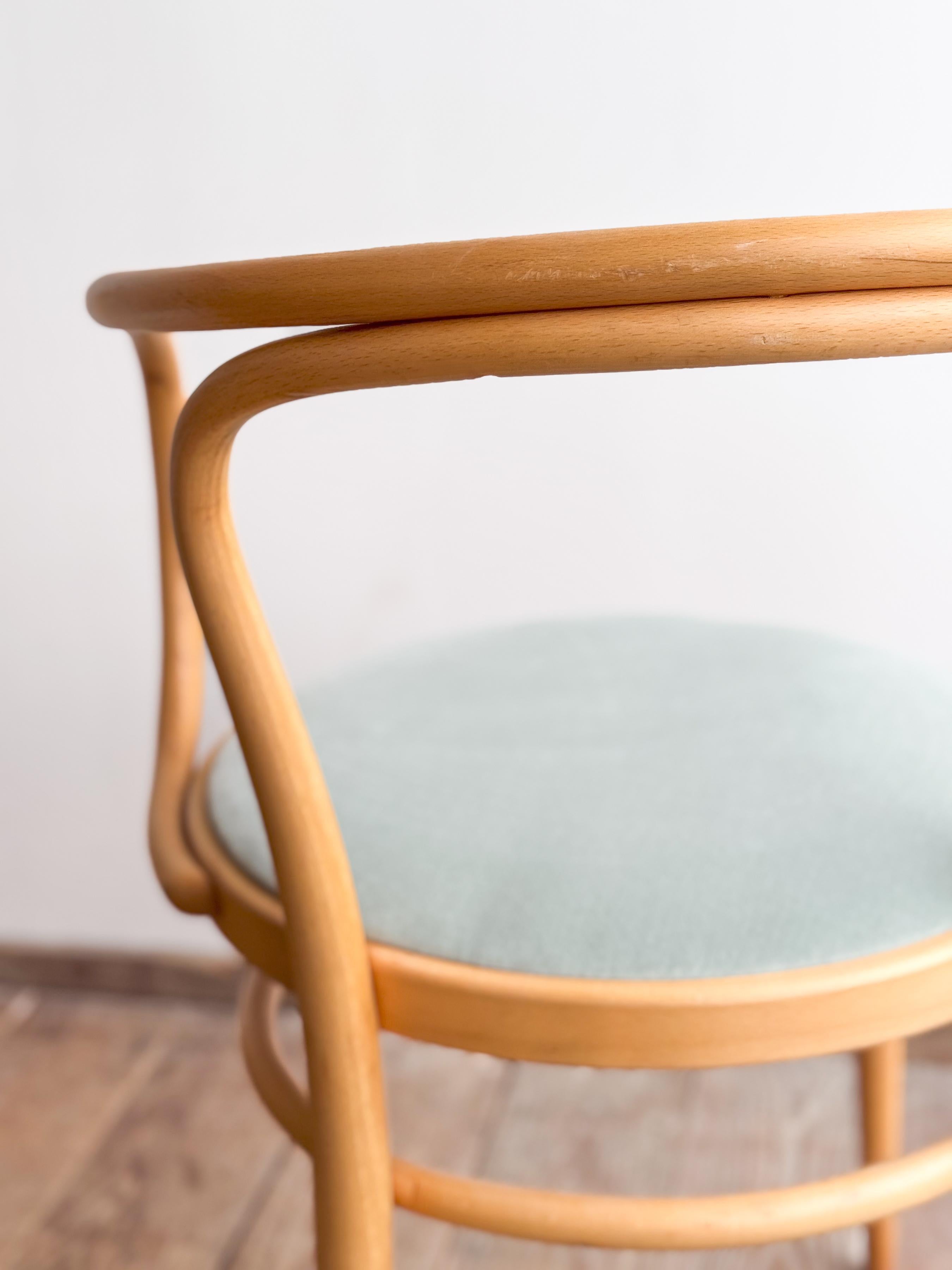Coppia di poltrone Thonet 209 P in legno di faggio con rivestimento in velluto, Germania in vendita 7