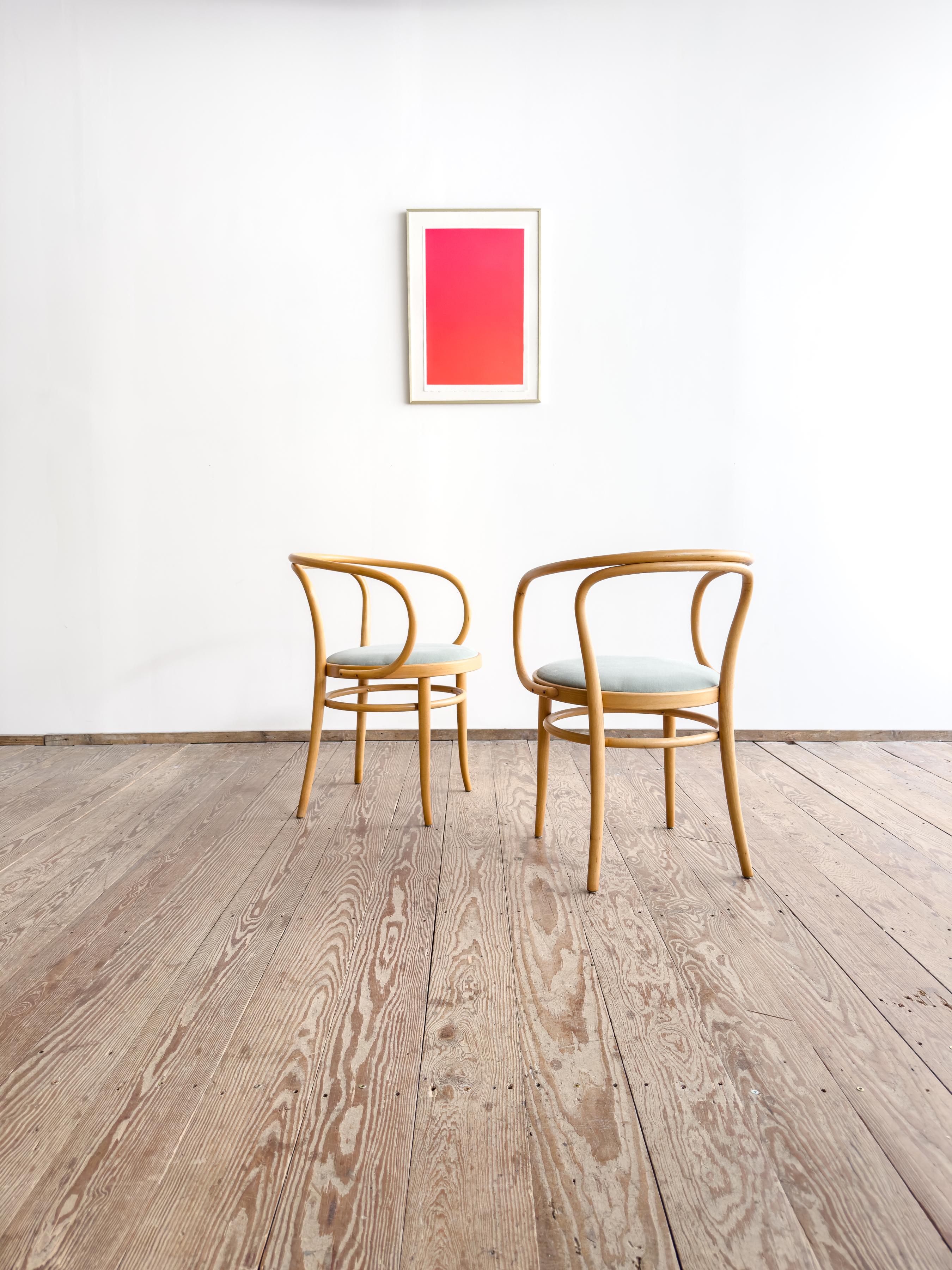 Un classico senza tempo del design in legno curvato: questa coppia di poltrone originali Thonet Model 209P è stata realizzata in legno massiccio di faggio nel 1988, sulla base di un progetto che risale ai primi anni del 1900.

Il Model 209 è noto