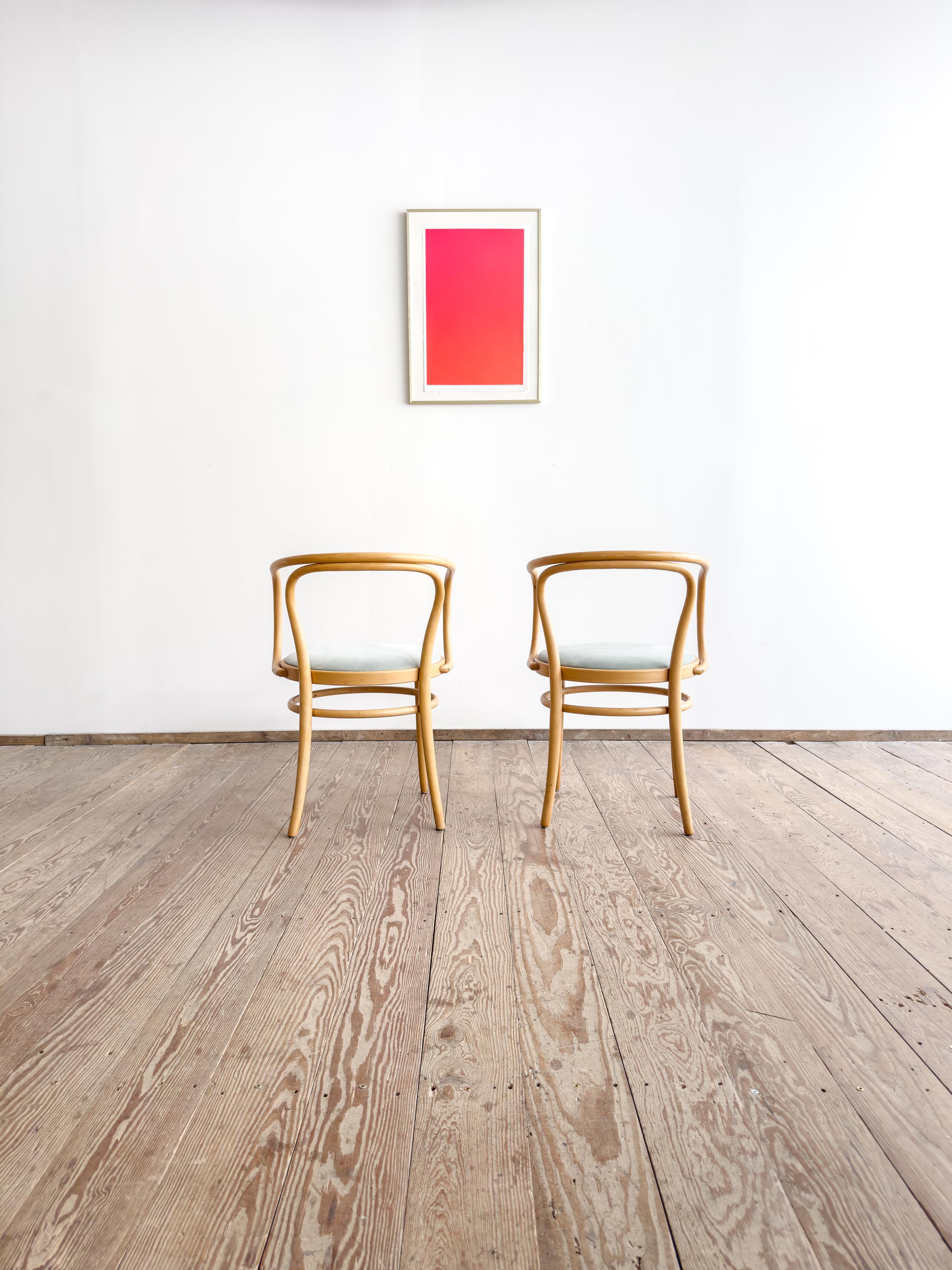 Intagliato a mano Coppia di poltrone Thonet 209 P in legno di faggio con rivestimento in velluto, Germania in vendita
