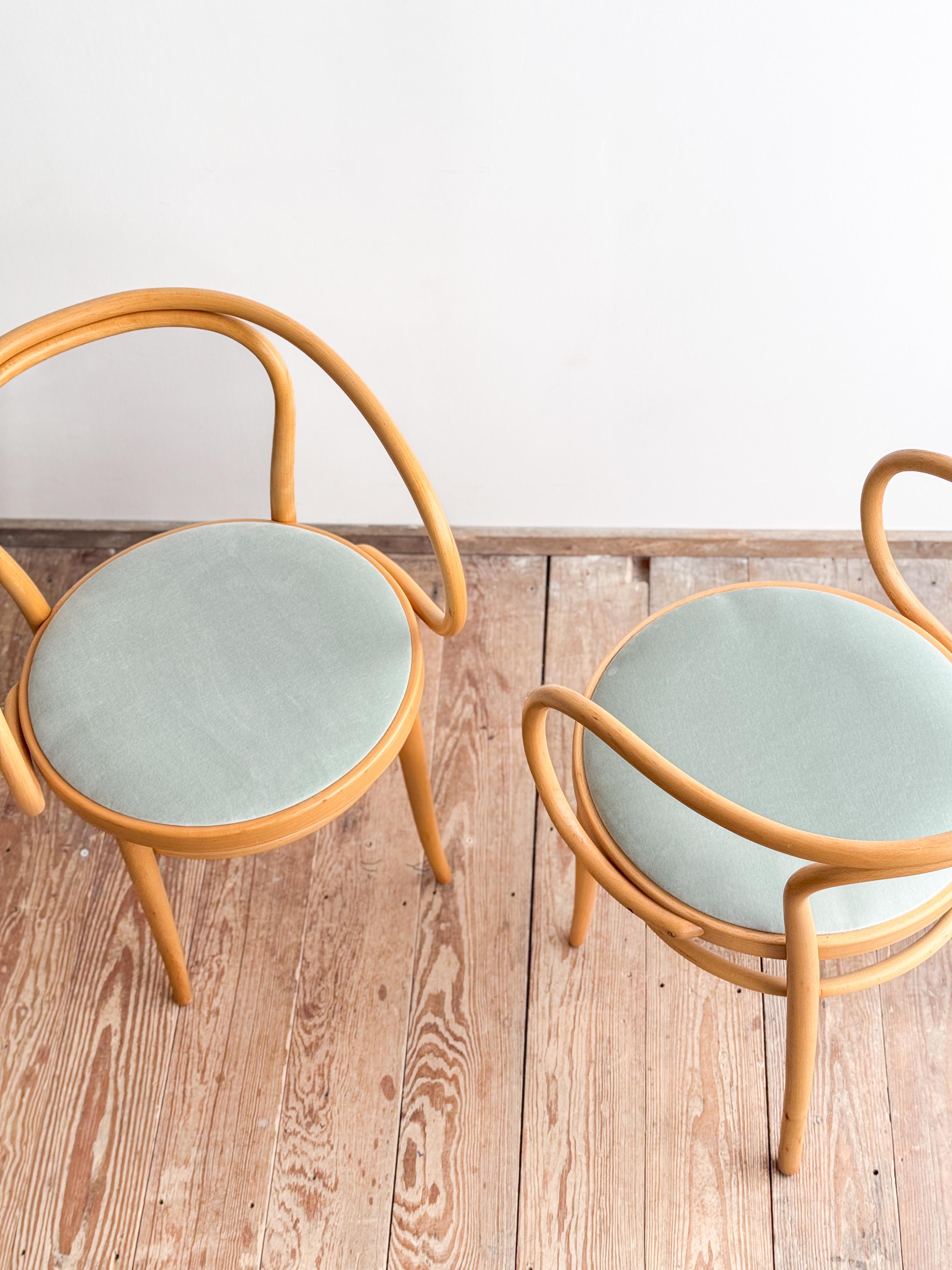 Coppia di poltrone Thonet 209 P in legno di faggio con rivestimento in velluto, Germania In condizioni buone in vendita a München, Bavaria