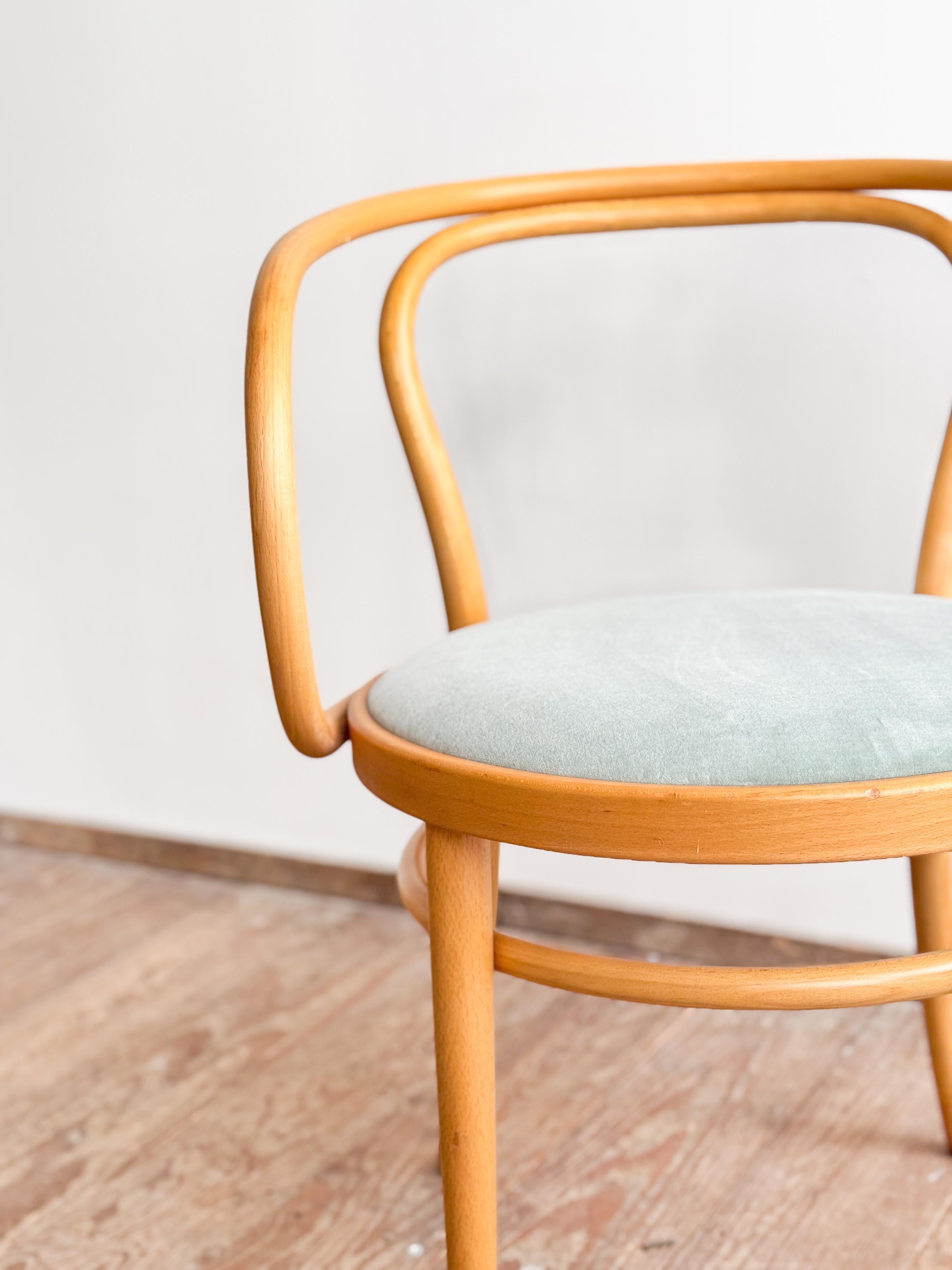 XX secolo Coppia di poltrone Thonet 209 P in legno di faggio con rivestimento in velluto, Germania in vendita