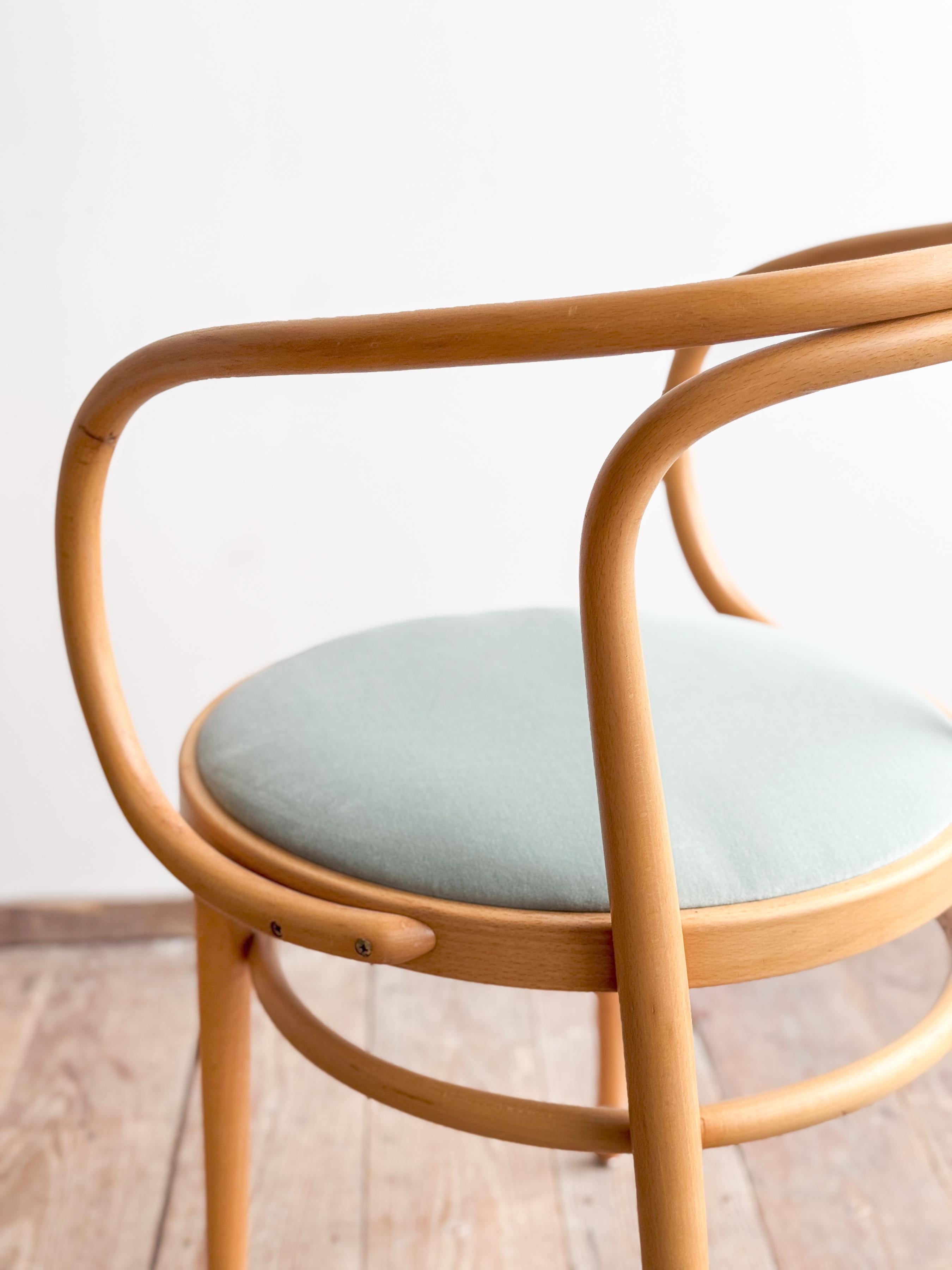 Velluto Coppia di poltrone Thonet 209 P in legno di faggio con rivestimento in velluto, Germania in vendita