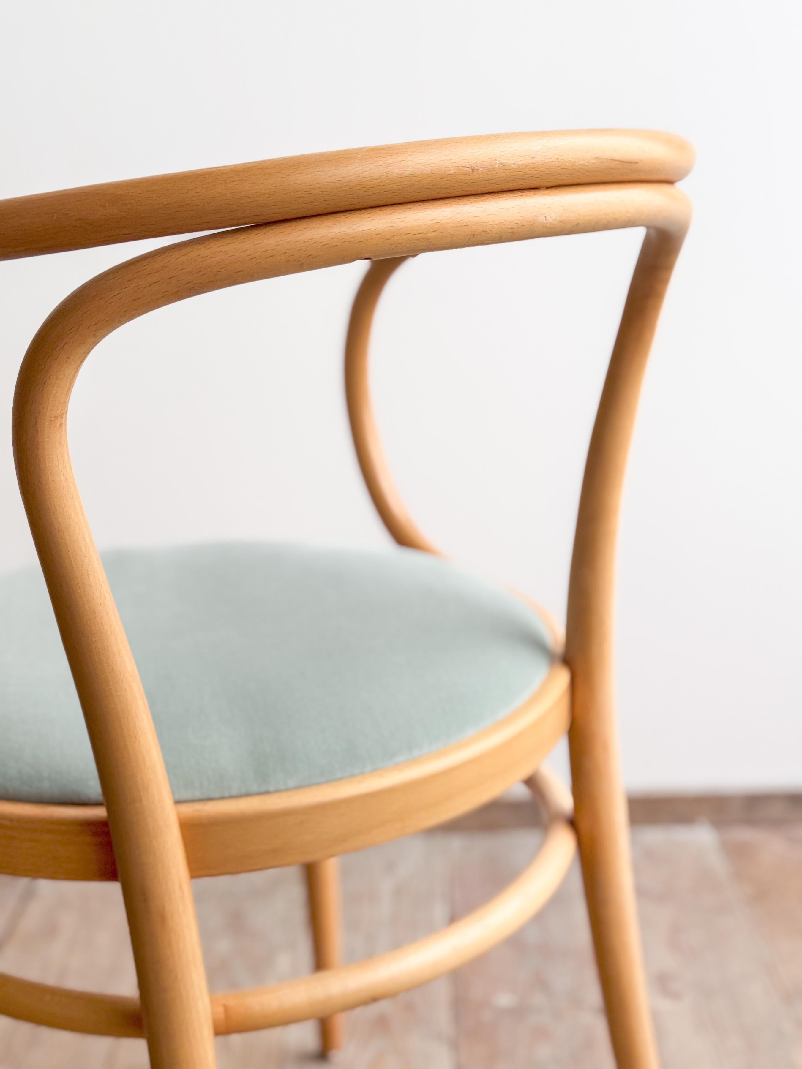 Coppia di poltrone Thonet 209 P in legno di faggio con rivestimento in velluto, Germania in vendita 1