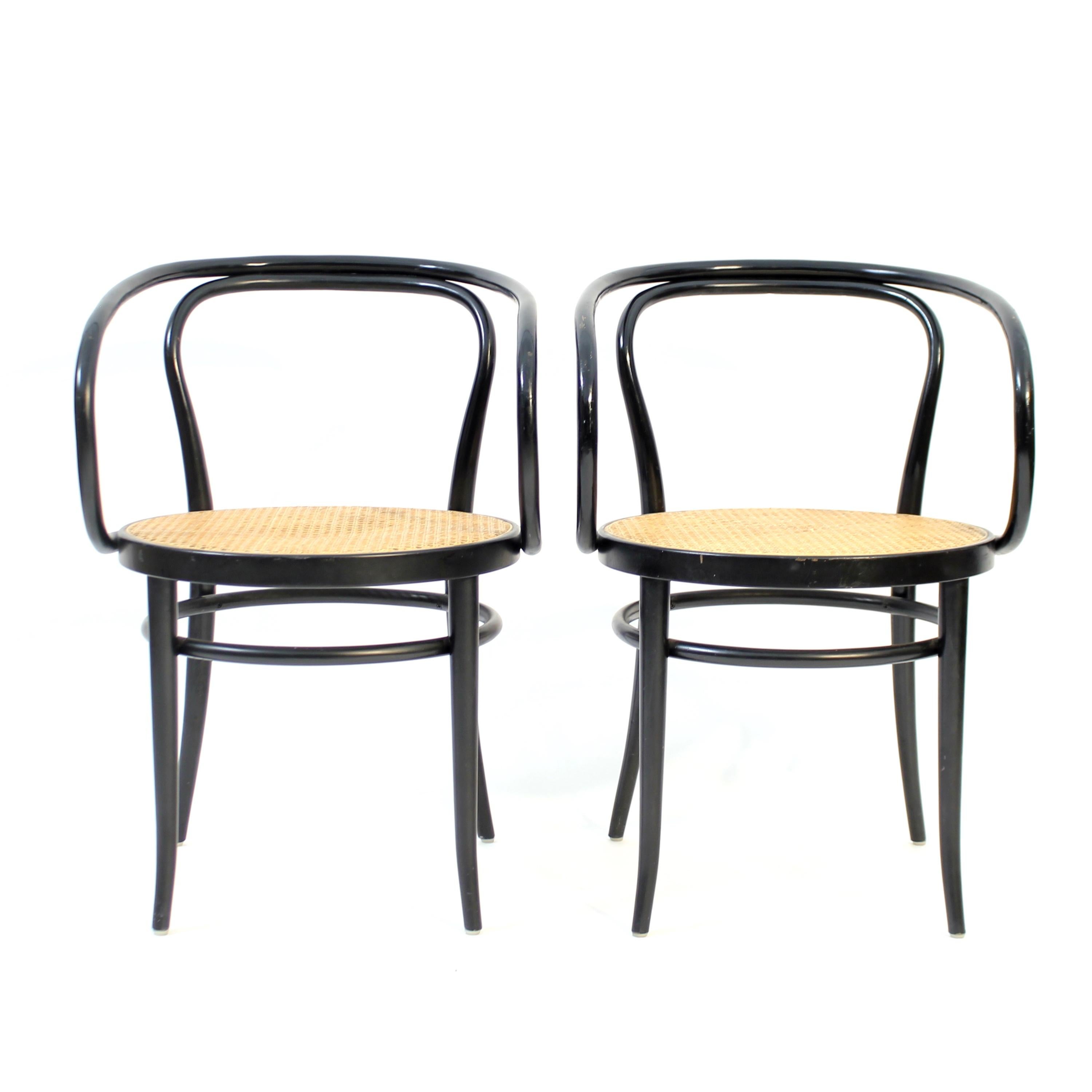 Paire de fauteuils, modèle 209 (également appelé Wiener Stuhl), fabriqués par Thonet, dont l'un est marqué. Le légendaire architecte suisse Le Corbusier était fasciné par ce modèle et l'a utilisé dans plusieurs de ses bâtiments (il a parfois reçu le