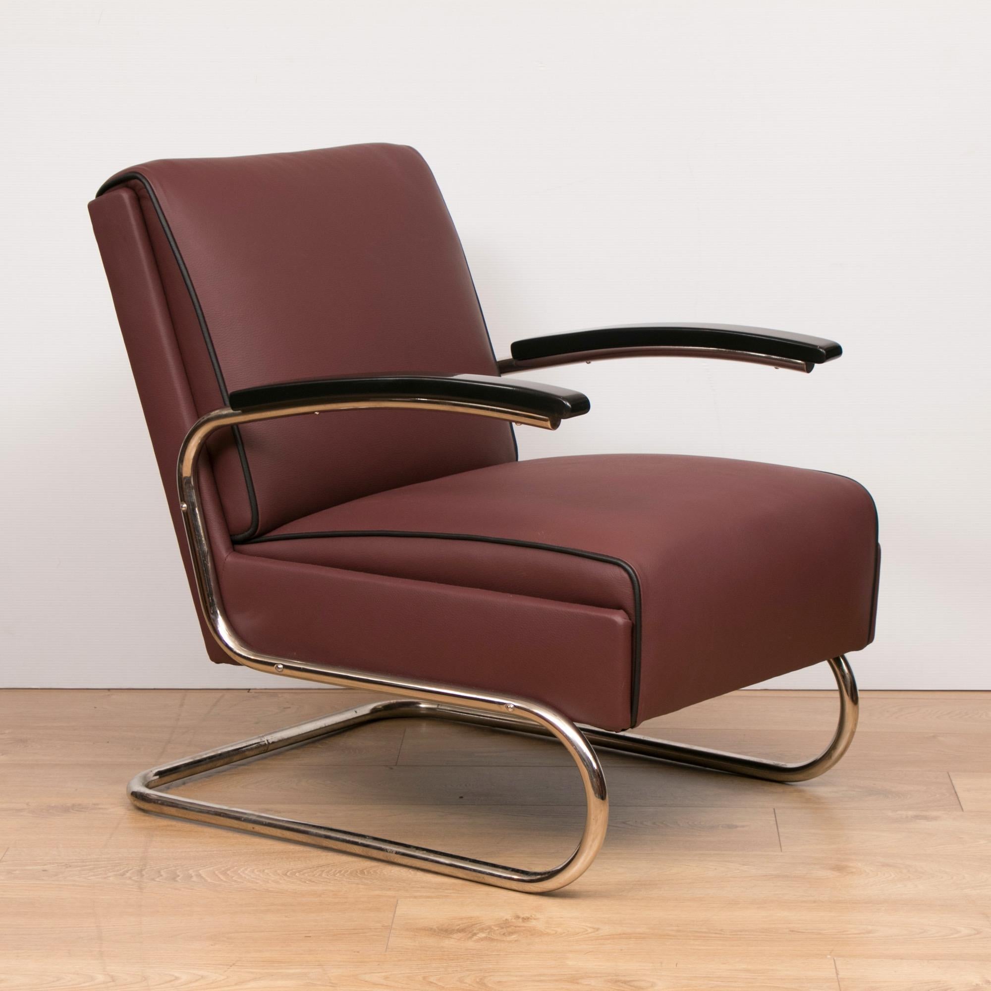 A pair of Thonet Art Deco armchairs Bauhaus design with polished cantilever frames and newly upholstered in a burgundy Connolly leather.
The wooden arm tops have been re finished in a black lacquer.
designed by Willem Hendrik Gispen – Manufactured