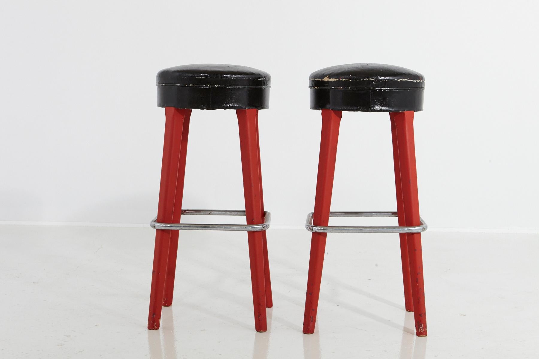 Art Deco Pair of Thonet Bar Stools with Red Wooden Base and Black Seats, circa 1930s For Sale