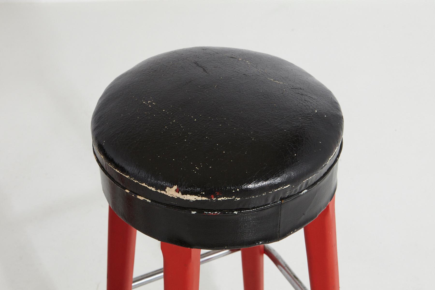 American Pair of Thonet Bar Stools with Red Wooden Base and Black Seats, circa 1930s For Sale