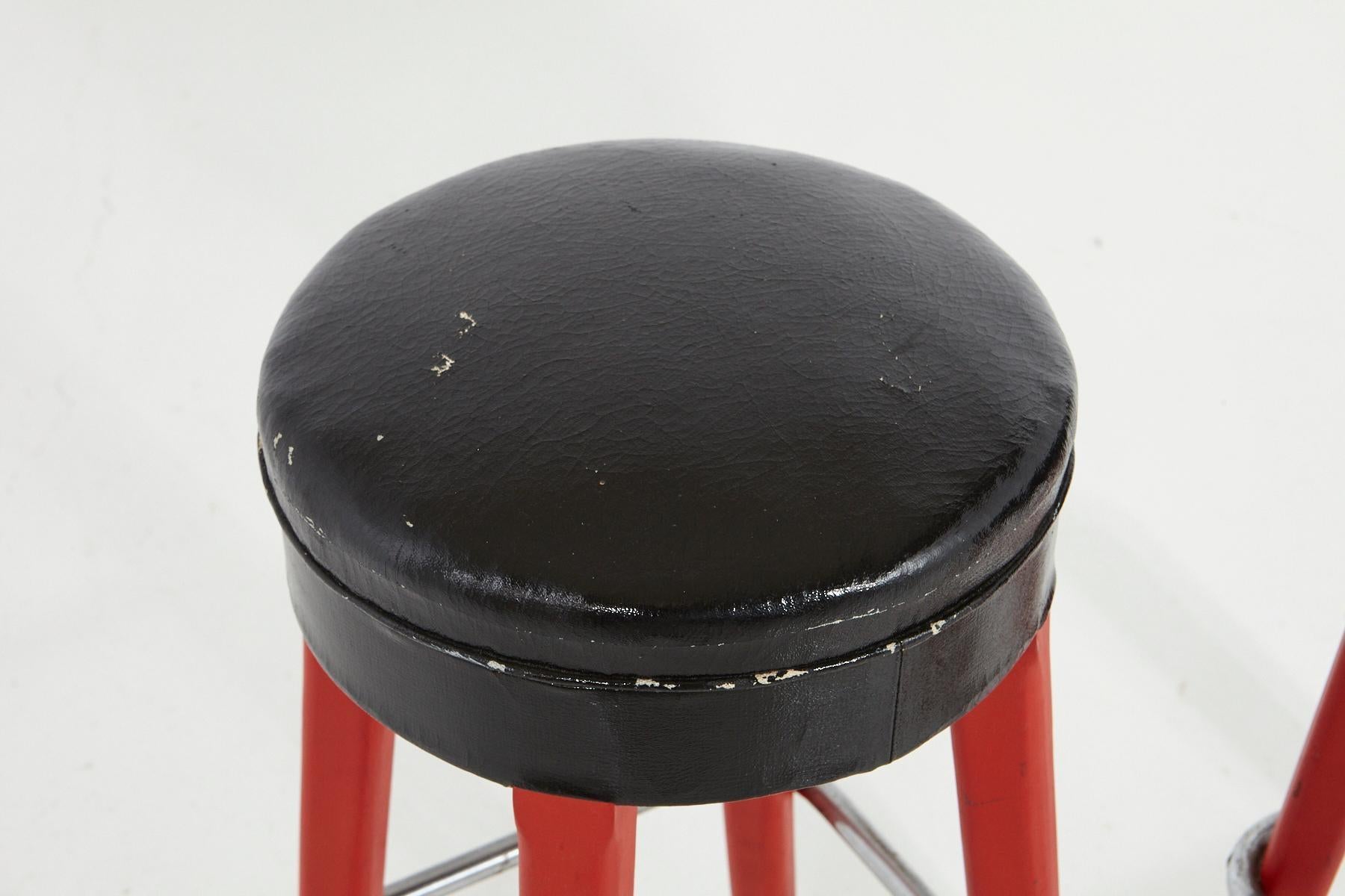 Art Deco Pair of Thonet Bar Stools with Red Wooden Base and Black Seats, circa 1930s For Sale