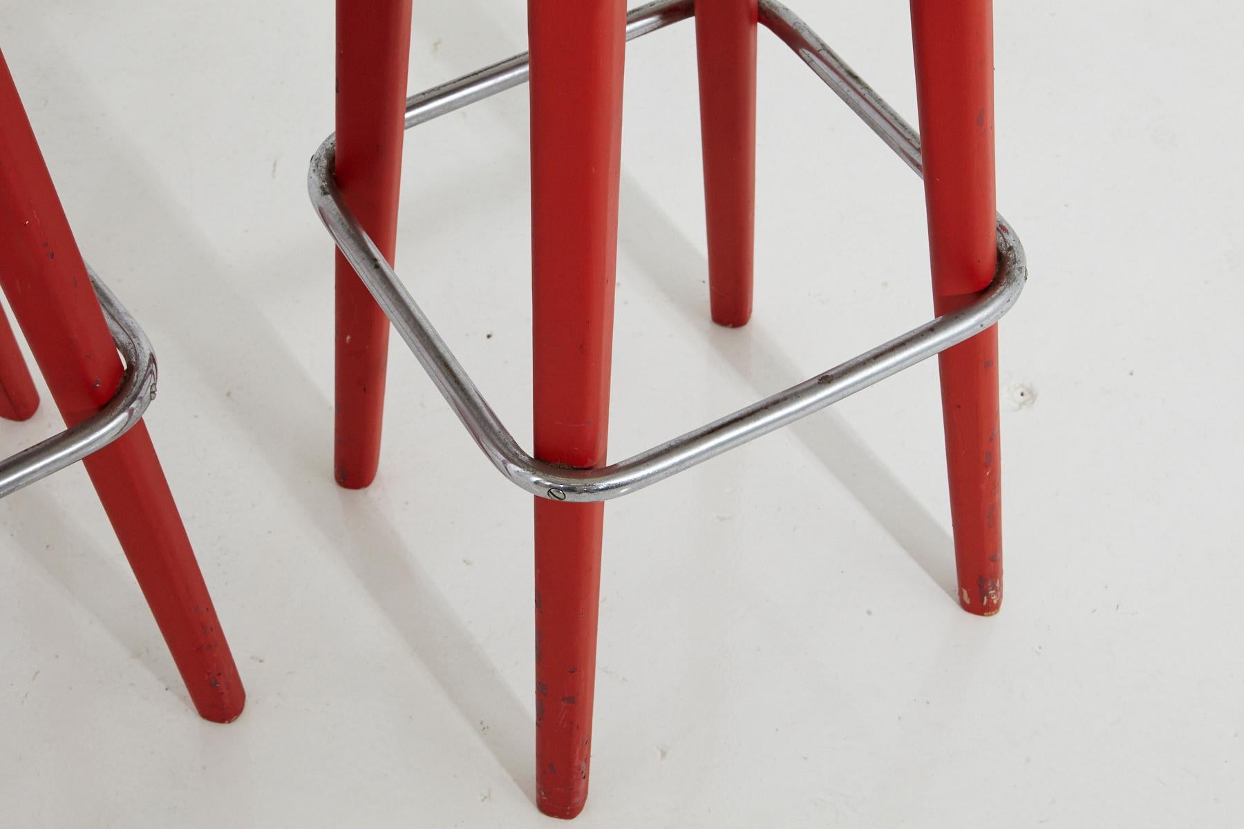 Mid-20th Century Pair of Thonet Bar Stools with Red Wooden Base and Black Seats, circa 1930s For Sale