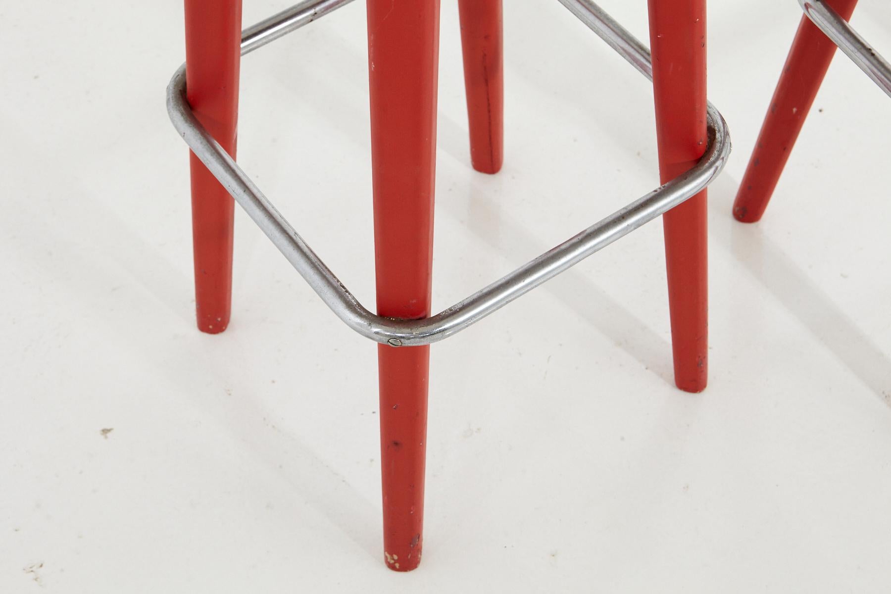 Faux Leather Pair of Thonet Bar Stools with Red Wooden Base and Black Seats, circa 1930s For Sale