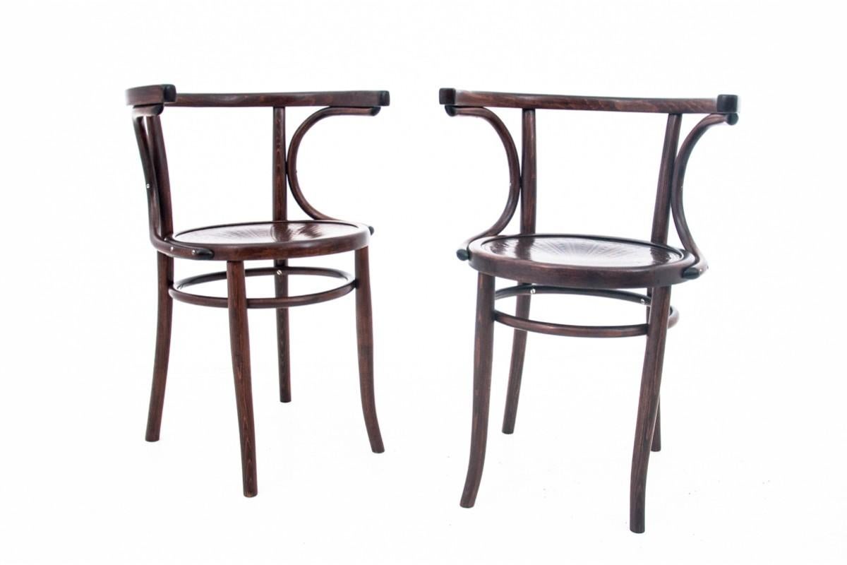A pair of bent chairs with a decorative seat, manufactured by Thonet Mundus around 1935.

Model number 13. After wood renovation. Very good condition.

dimensions: height 74 cm, seat height 48 cm, depth 46 cm, width 52 cm.