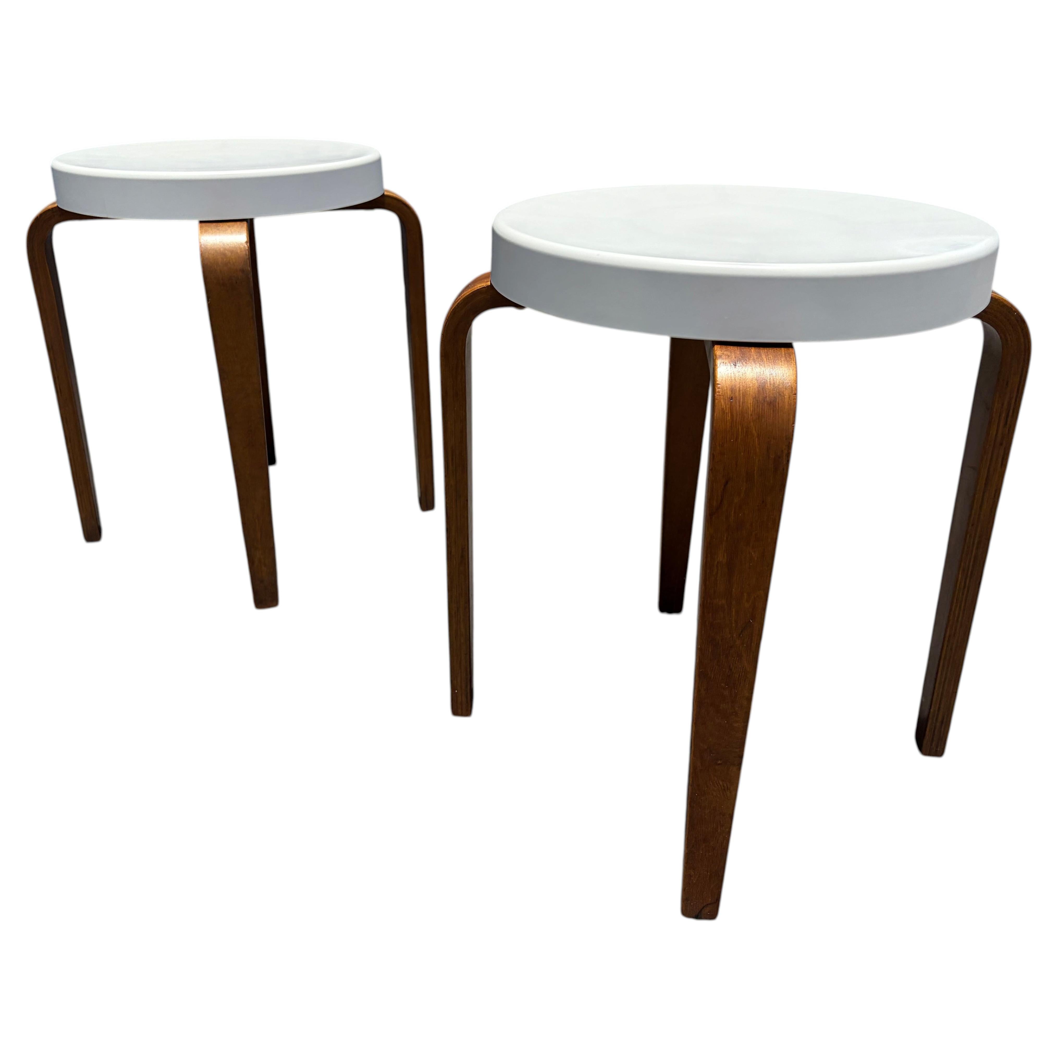 Pareja de taburetes apilables Thonet de madera curvada y baquelita, Mid Century Modern en venta