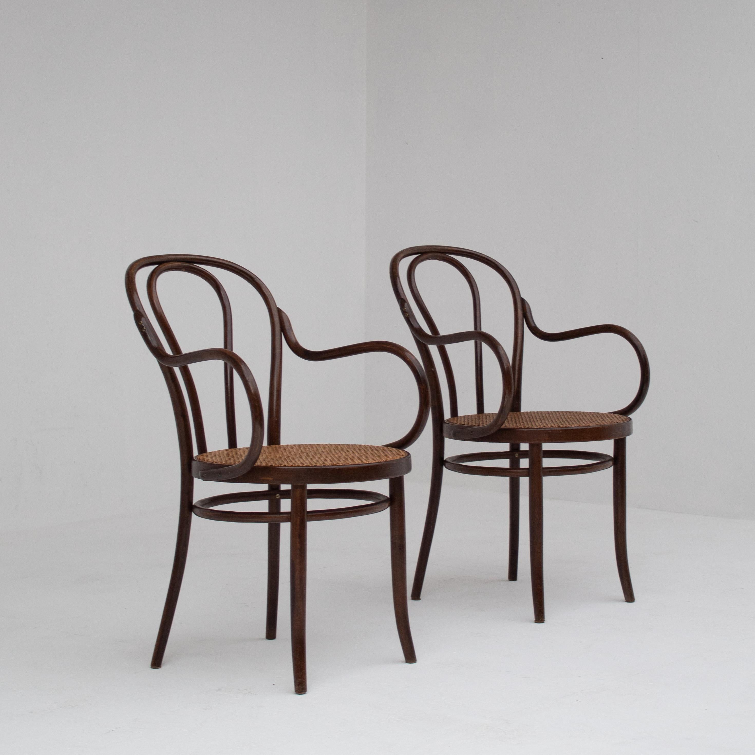 20ième siècle Paire de fauteuils en bois de Thonet en vente