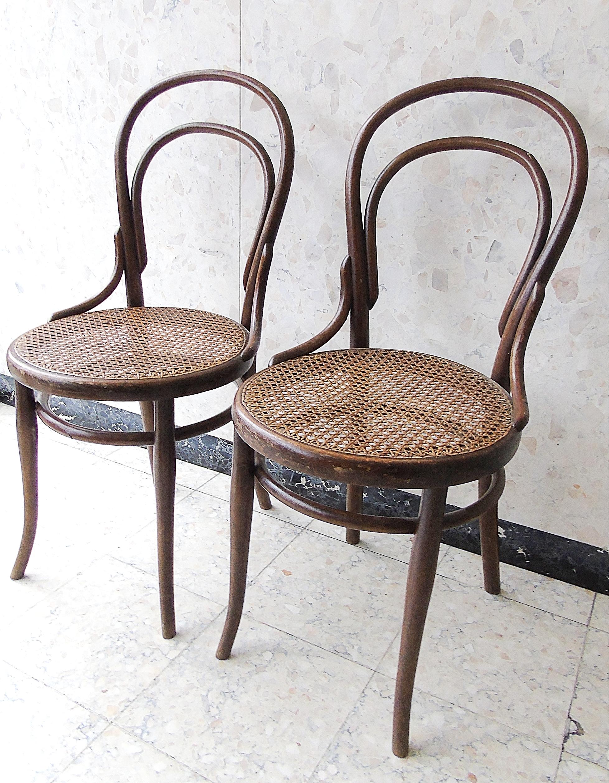 Zwei klassische antike Thonet Stühle.

Guter Gebrauchs- und Originalzustand.

1920er Jahre, Österreich

Abmessungen:
Höhe: 85cm
Tiefe und mit: 43cm

Wird als Paar verkauft.