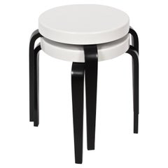 Paire de tabourets empilables Thonet blancs et noirs, années 1930