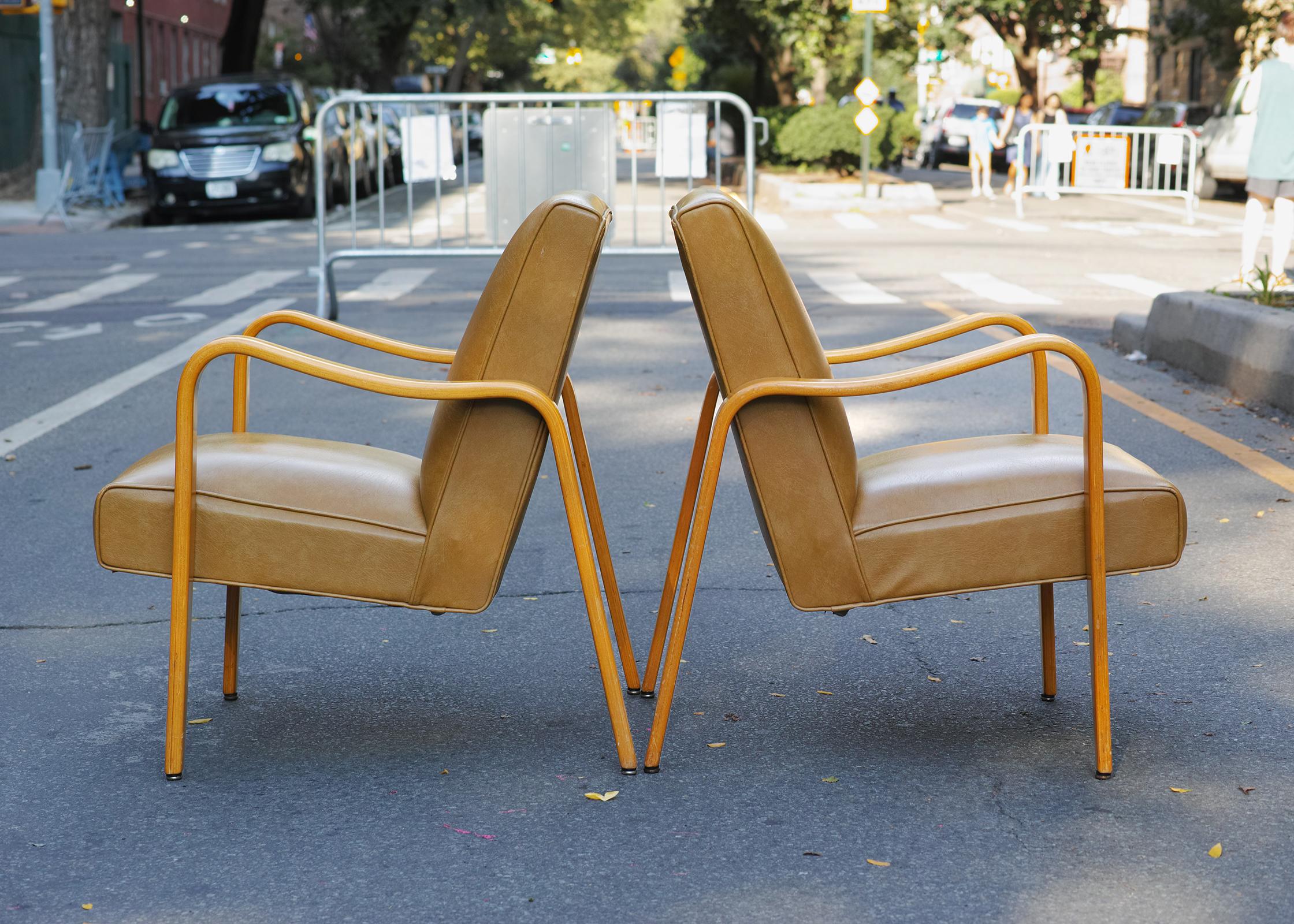 Paar Thonet Lounge-Stühle (Moderne der Mitte des Jahrhunderts) im Angebot