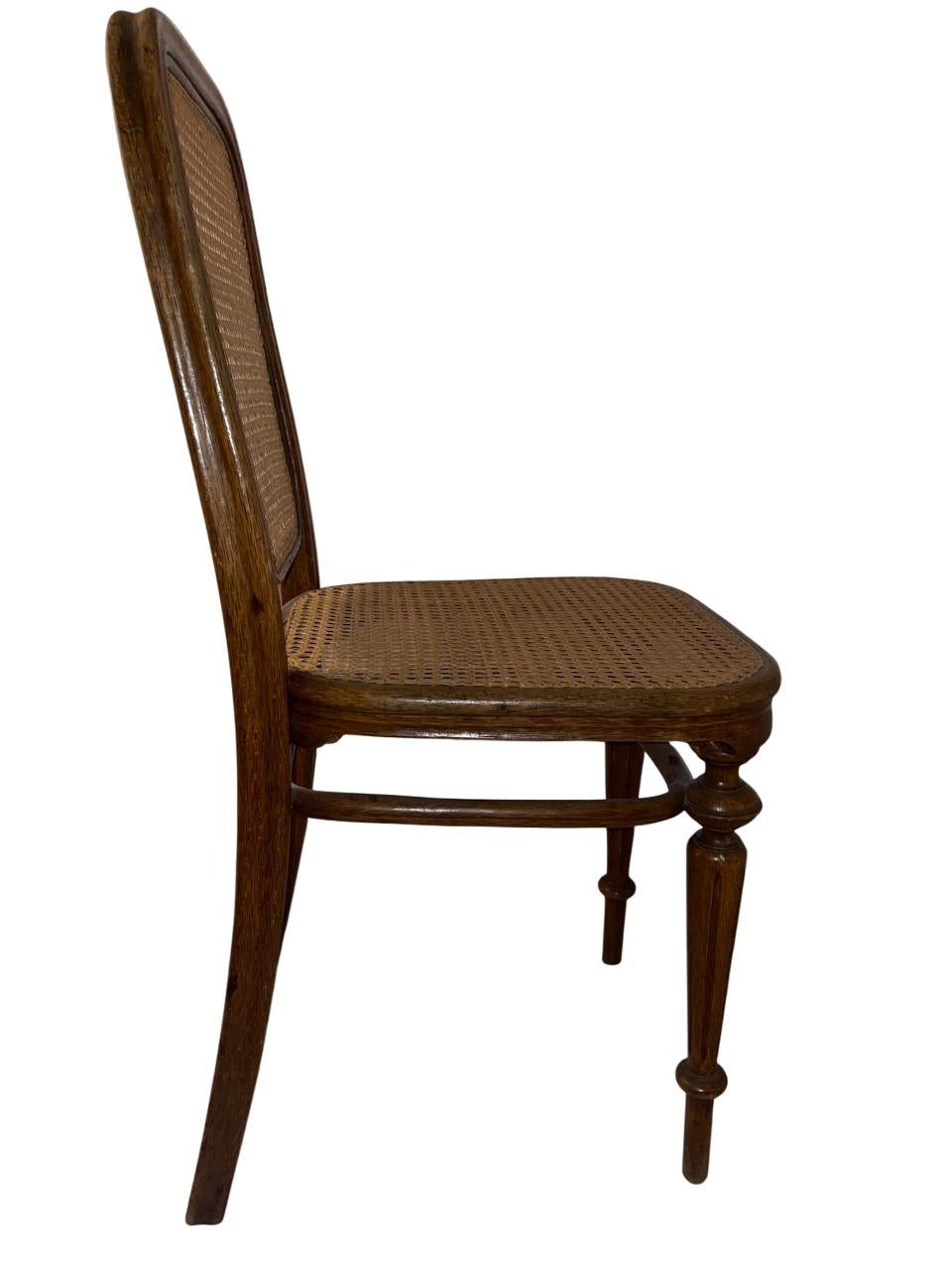 Cette rare paire de chaises en rotin Thonet, fabriquée en 1890, témoigne d'un savoir-faire exceptionnel et d'un design intemporel. Produites par la célèbre société Thonet, ces chaises sont dotées d'un cadre en rotin robuste et de détails tissés