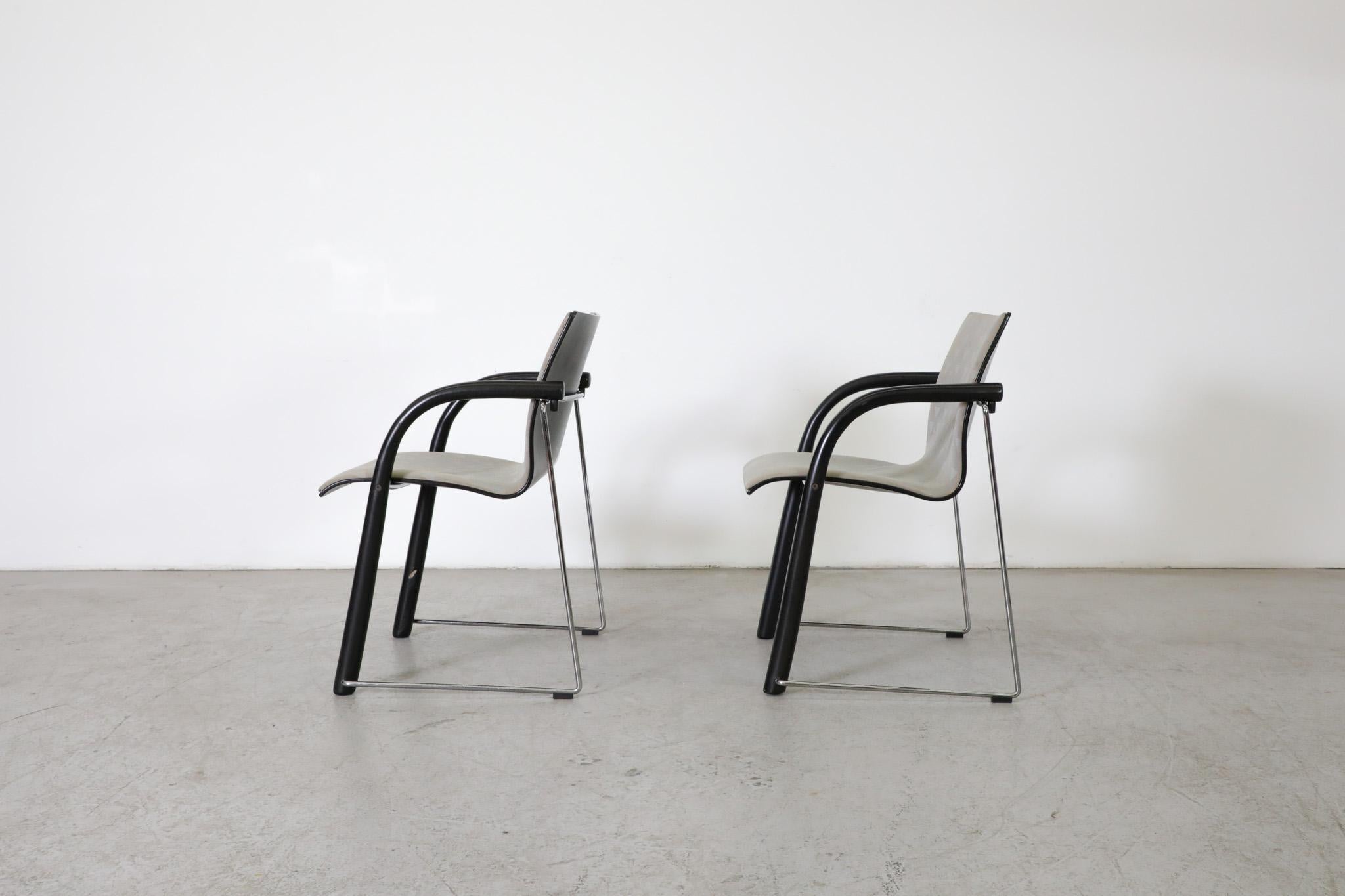 Mid-Century Modern Paire de chaises Thonet S320 par Wulf Schneider & Ulrich Böhme avec accoudoirs noirs incurvés en vente