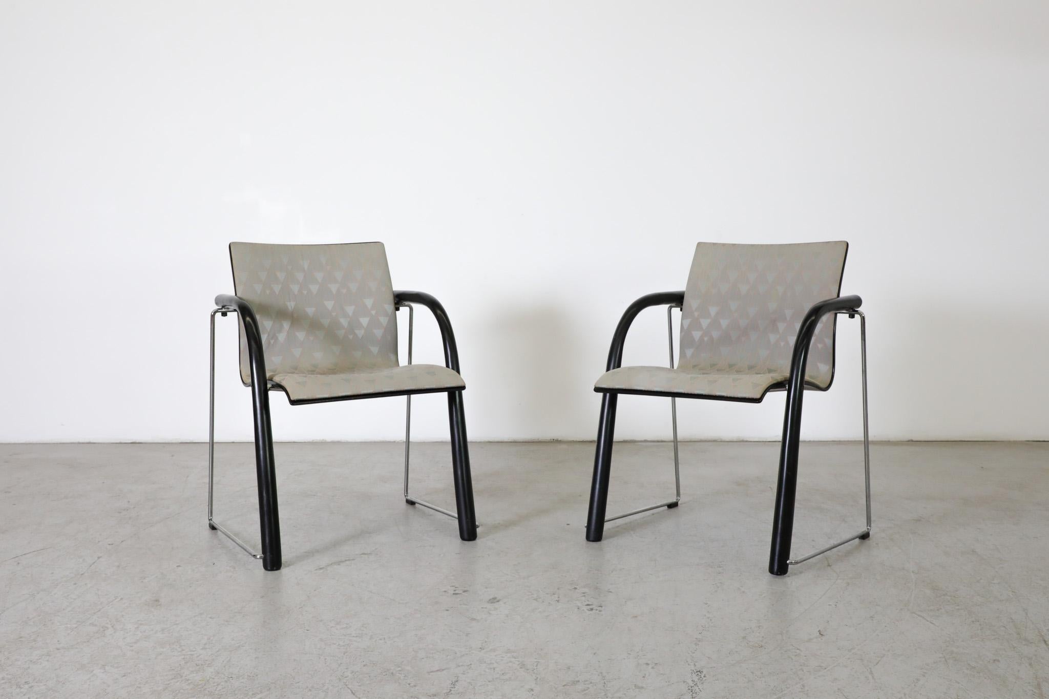 Paire de chaises Thonet S320 par Wulf Schneider & Ulrich Böhme avec accoudoirs noirs incurvés Bon état - En vente à Los Angeles, CA