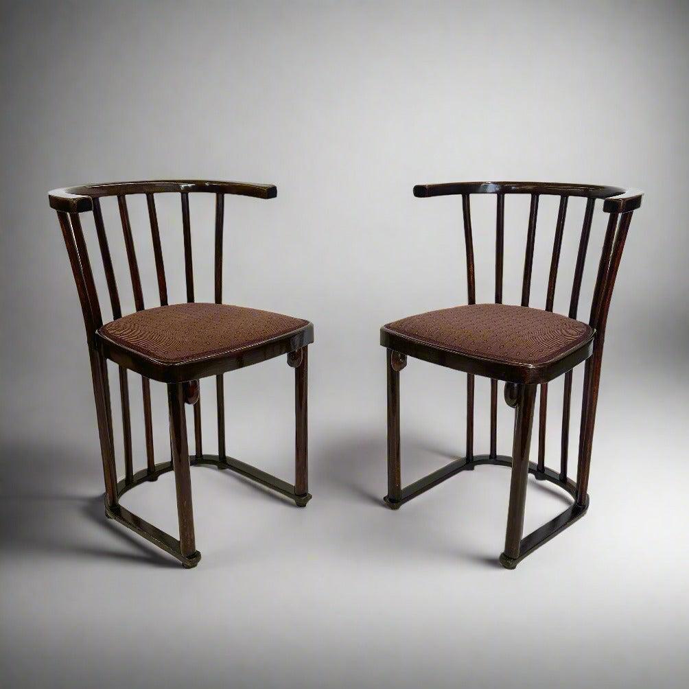 Paire de chaises d'appoint Thonet avec étiquette Thonet d'origine. 
Bois de hêtre teinté.