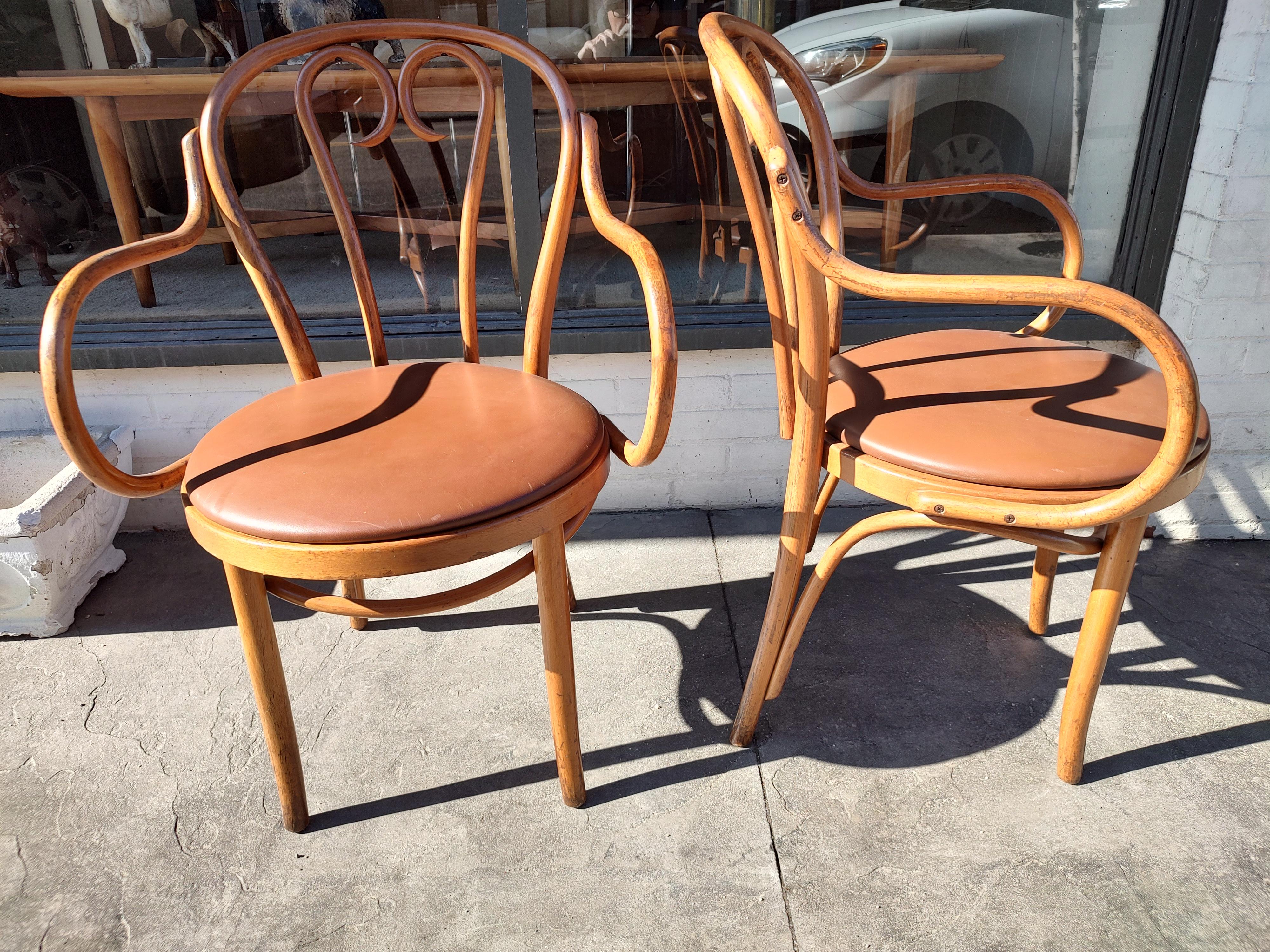 Milieu du XXe siècle Paire de fauteuils en bois courbé de style Thonet, vers 1960 en vente