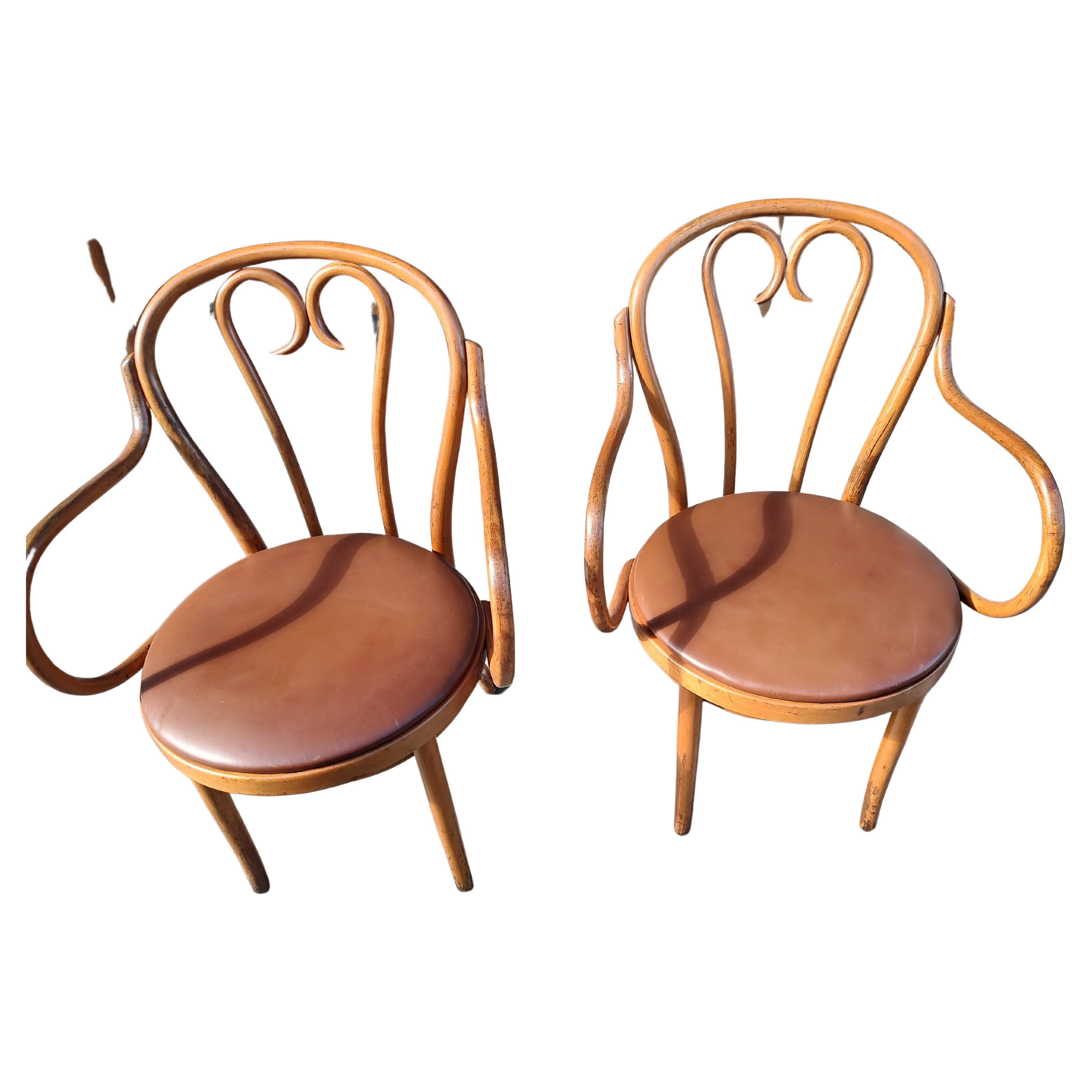 Pareja de sillones de madera curvada estilo Thonet, C1960 Hecho a mano en venta