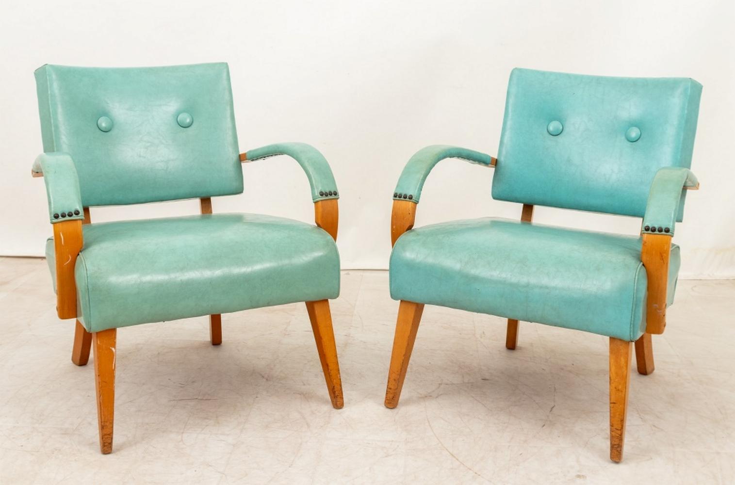 Paire de chaises à accoudoirs en cuir turquoise de style Thonet, avec garniture de tête de clou en laiton et accoudoirs recouverts. 29,5