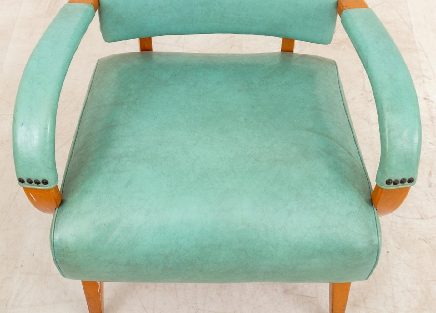 20ième siècle Paire de fauteuils recouverts de cuir de style Thonet en vente