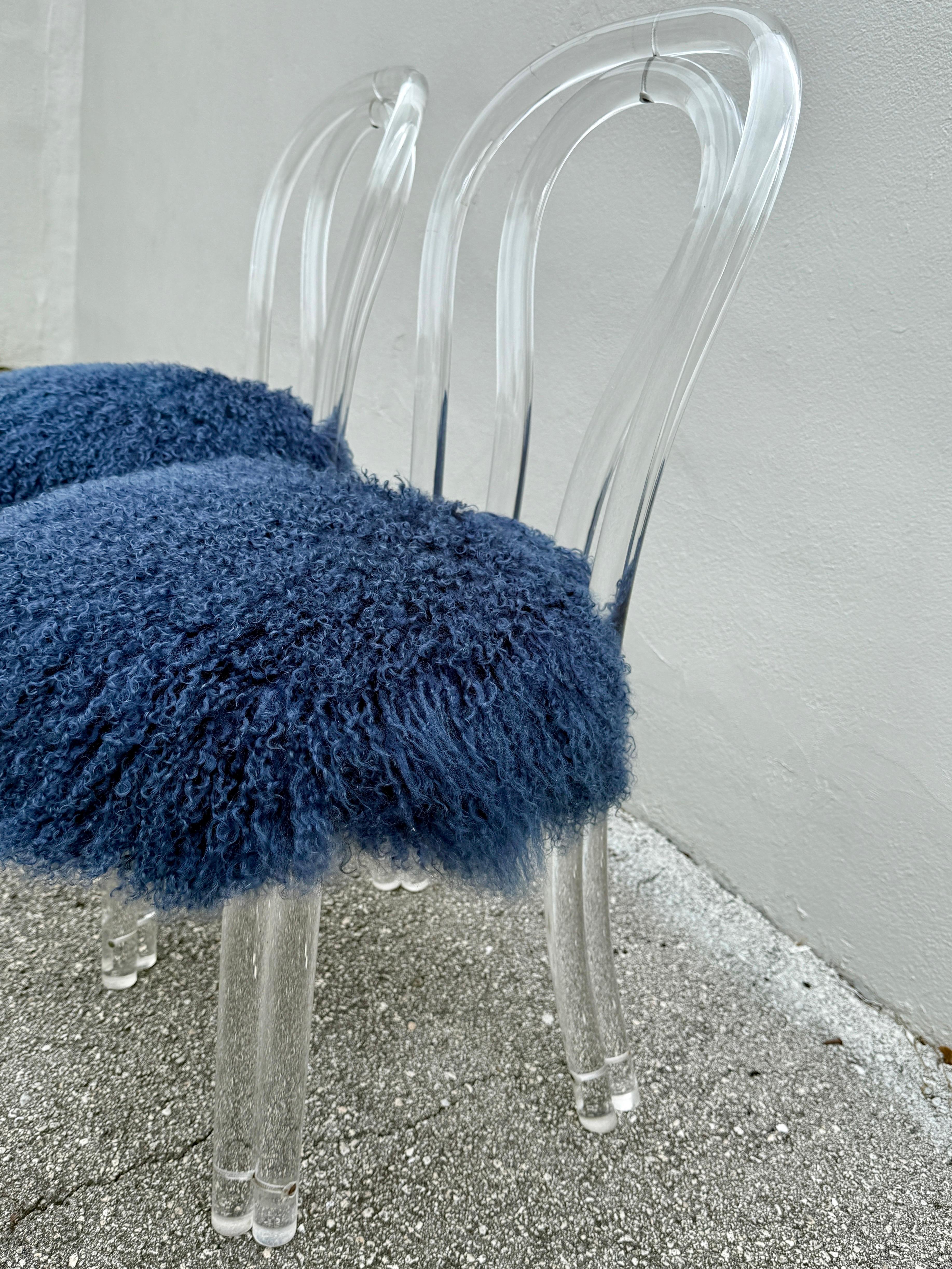 Nello stile di Helena Rubinstein/Charles Hollis Jones, queste eleganti poltroncine in lucite dal design Thonet sono state rivestite di morbida lana di Mongolia in una ricca tonalità di blu.  Sono pesanti e costruiti in modo solido.