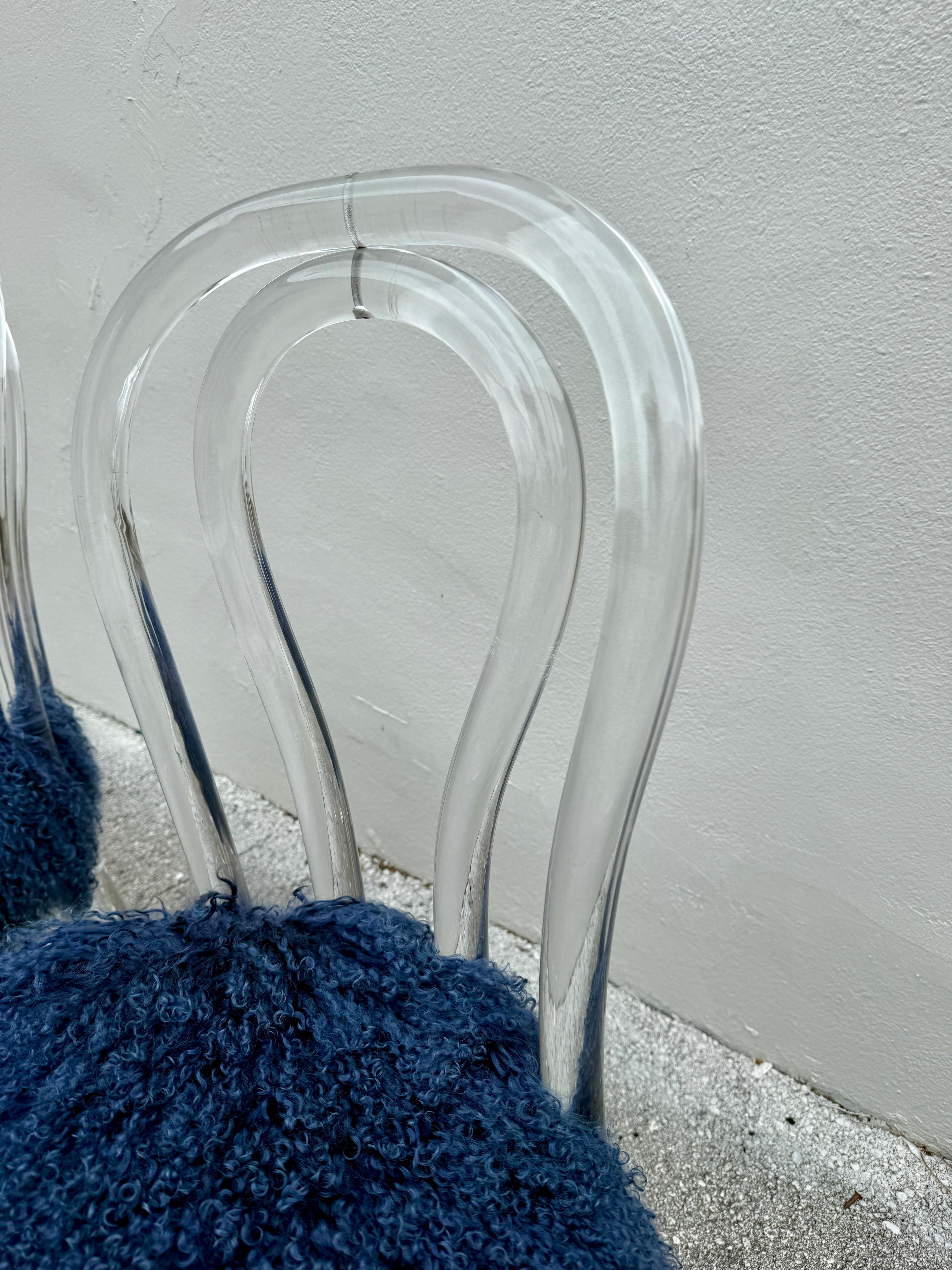 Mid-Century moderno Coppia di poltroncine vintage in lucite e lana mongola blu in stile Thonet in vendita