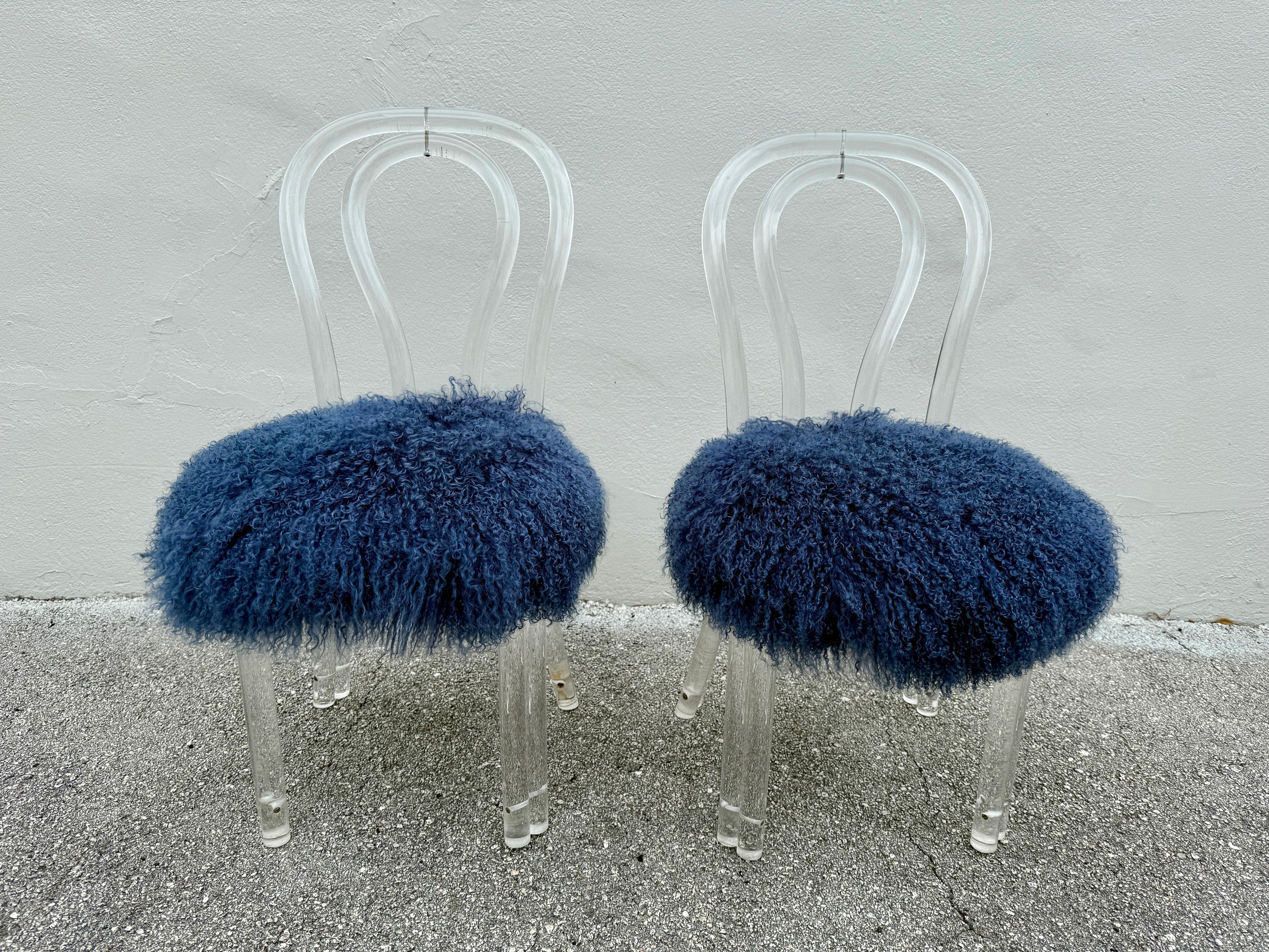 Metà XX secolo Coppia di poltroncine vintage in lucite e lana mongola blu in stile Thonet in vendita
