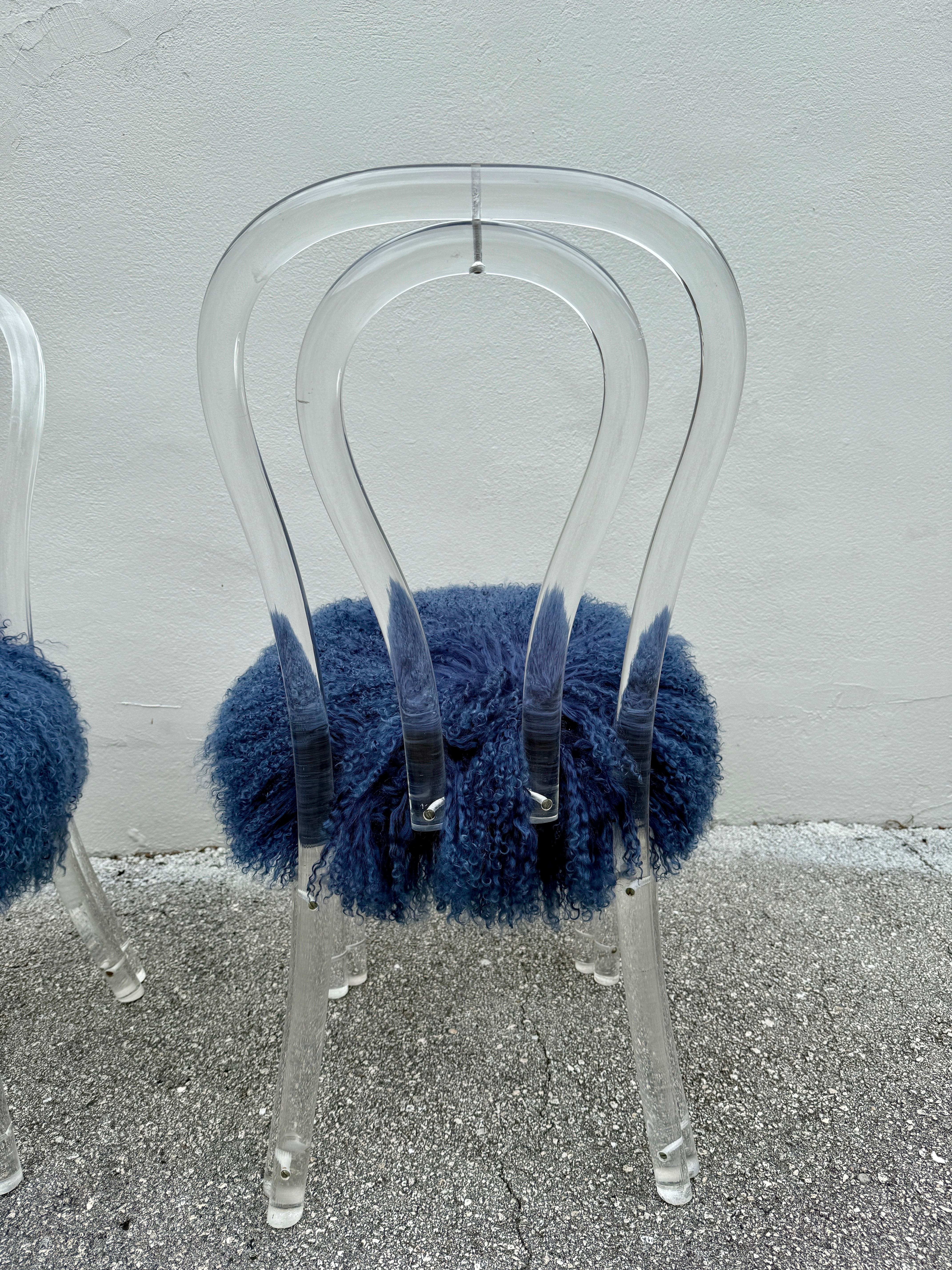 Lana Coppia di poltroncine vintage in lucite e lana mongola blu in stile Thonet in vendita