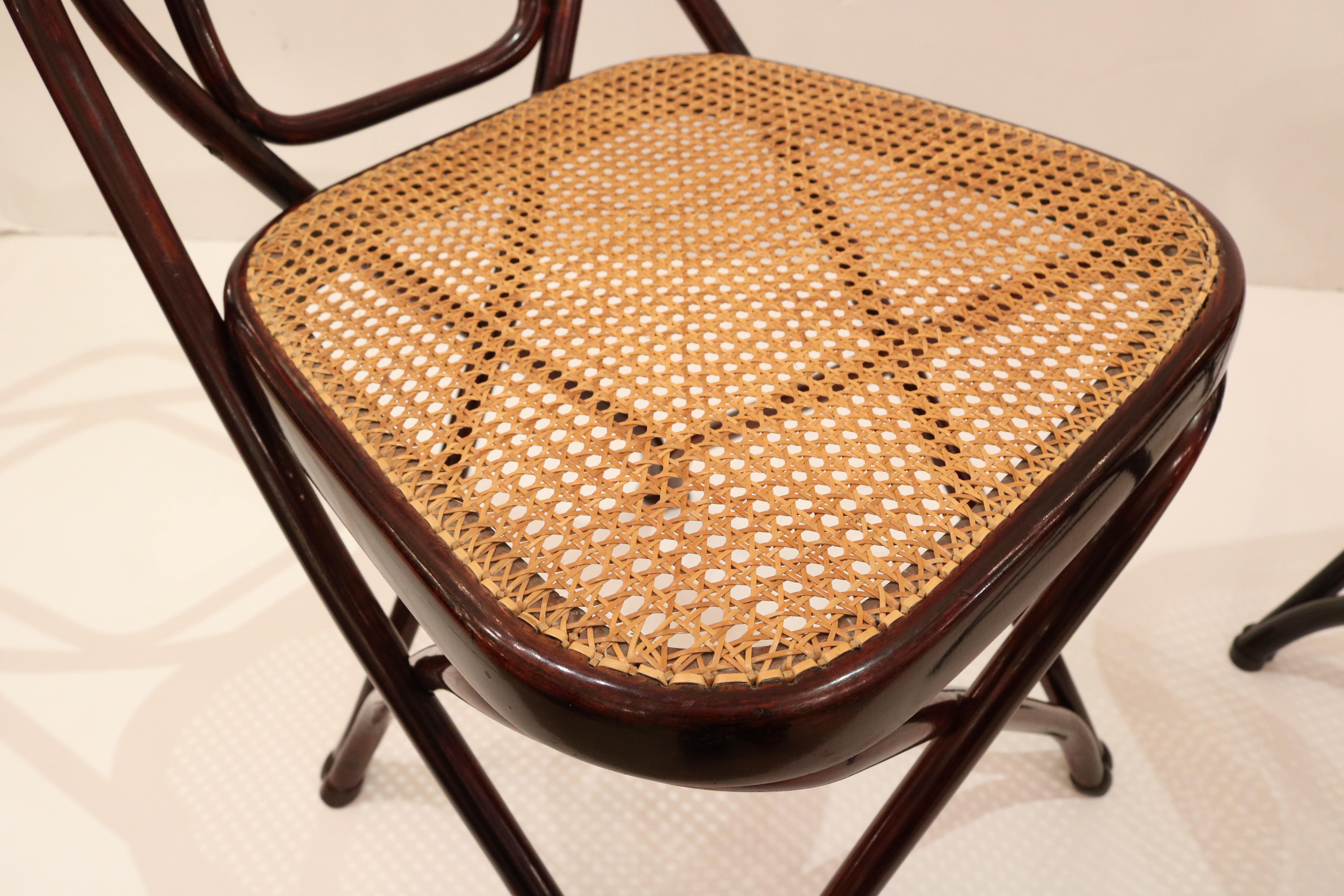 Paire de chaises d'appoint Thonet de la Sécession viennoise.
Cadre en hêtre teinté et assise cannée.