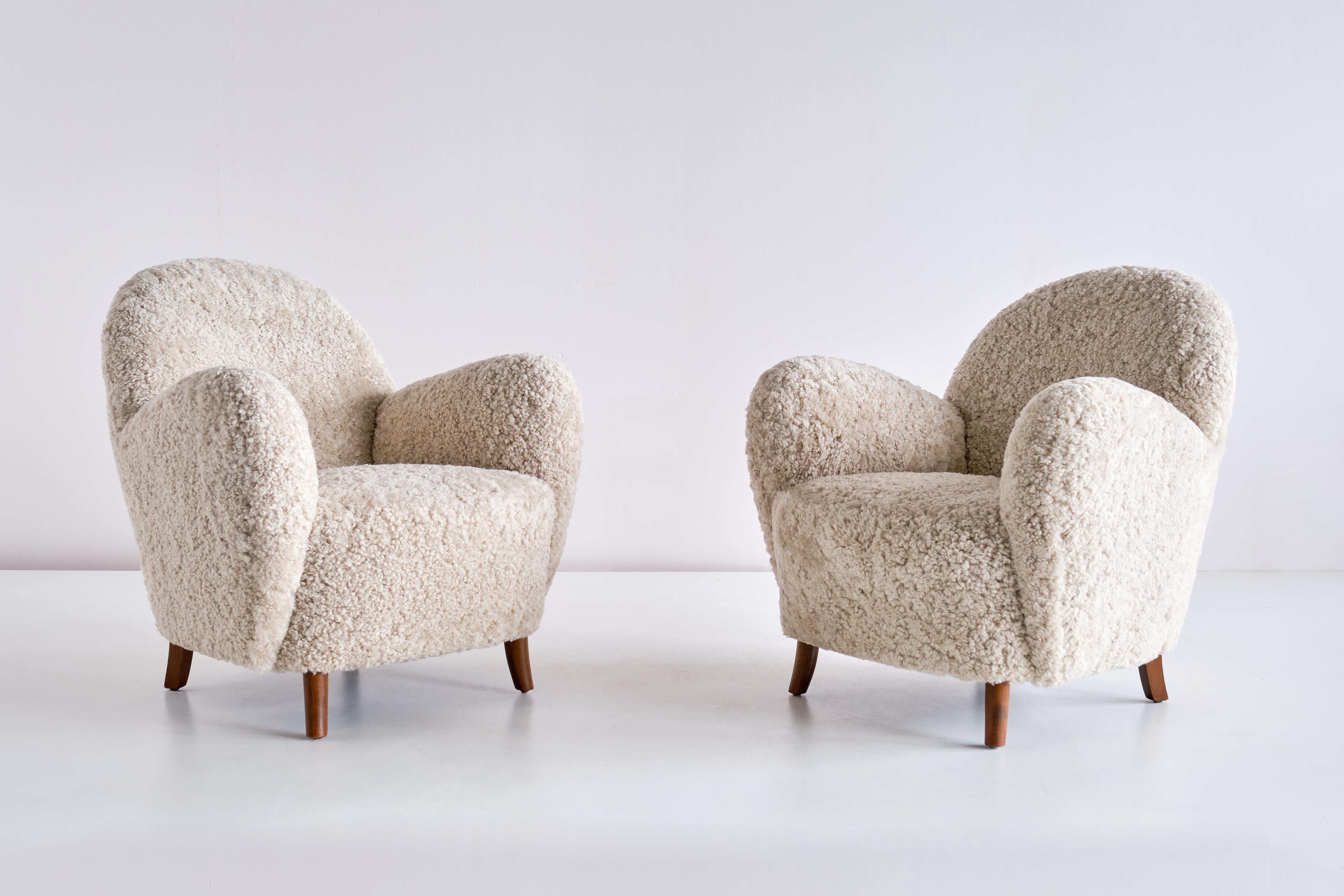 Dieses sehr seltene Sesselpaar wurde Mitte der 1930er Jahre von dem Tischler Thorald Madsen in Dänemark hergestellt. Die geschwungene, runde Form der Armlehnen und der Rückenlehne verleiht dem Design einen unverwechselbaren und modernen
