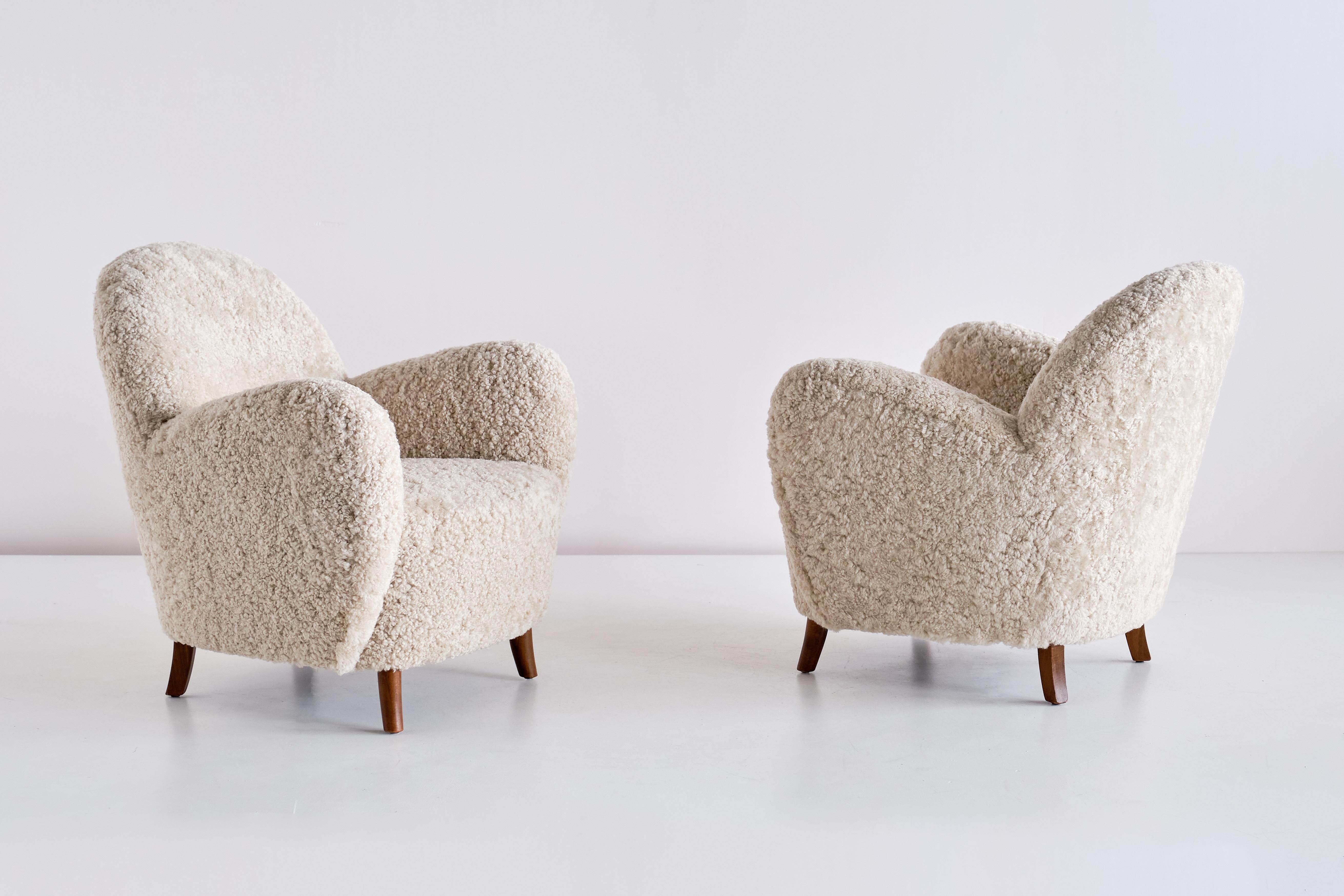 Danois Paire de fauteuils Thorald Madsen en peau de mouton et hêtre, Danemark, milieu des années 1930 en vente