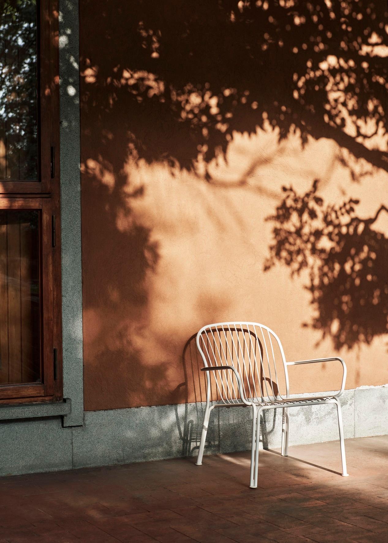 Coppia di poltrone da esterno Thorvald, avorio, di Space Copenhagen per &Tradition in vendita 3