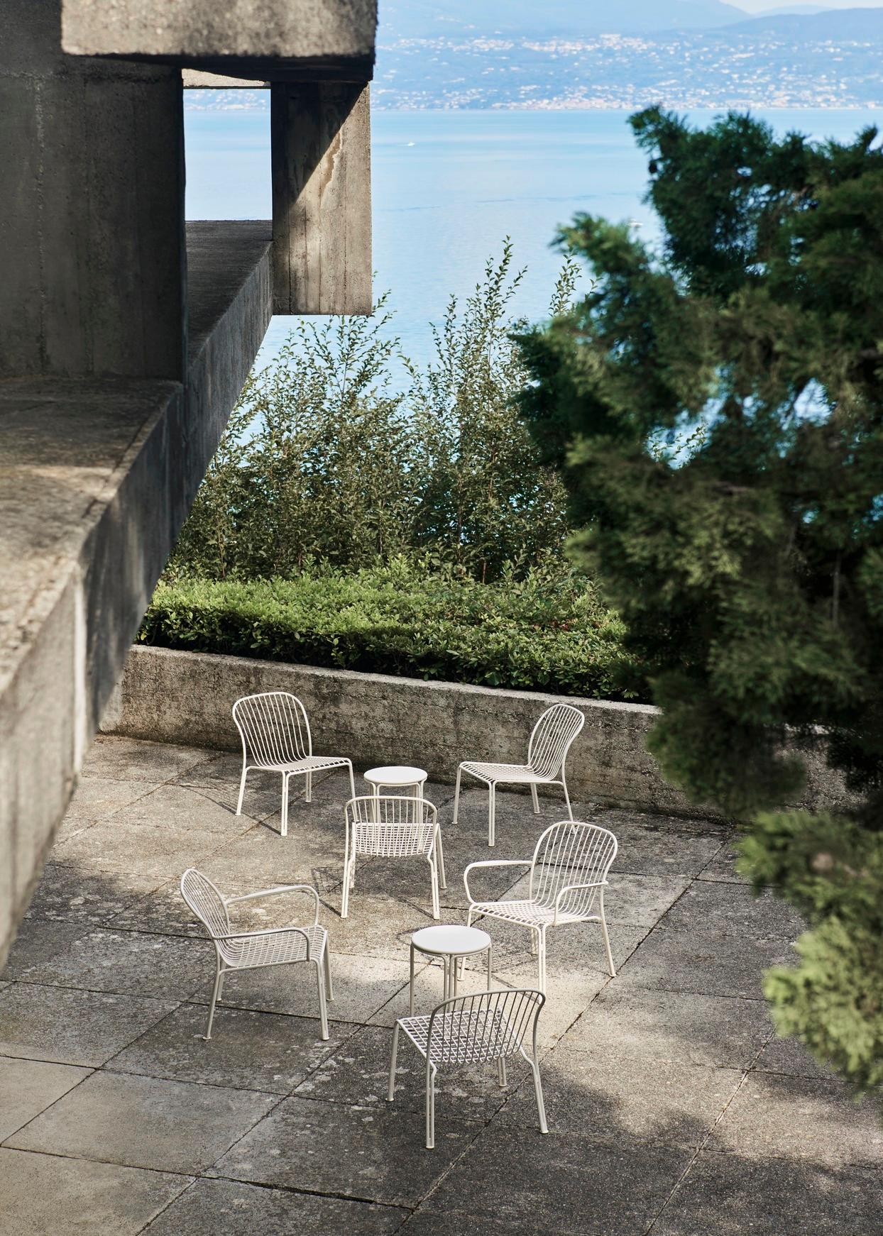 Scandinavo moderno Coppia di poltrone da esterno Thorvald, avorio, di Space Copenhagen per &Tradition in vendita