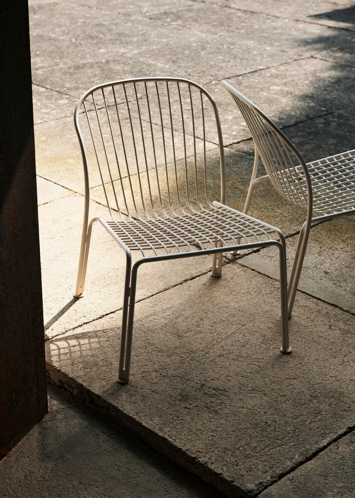 Paire de chaises longues d'extérieur Thorvald SC100 - Ivory - par Space Copenhagen pour &T Neuf - En vente à Dubai, AE