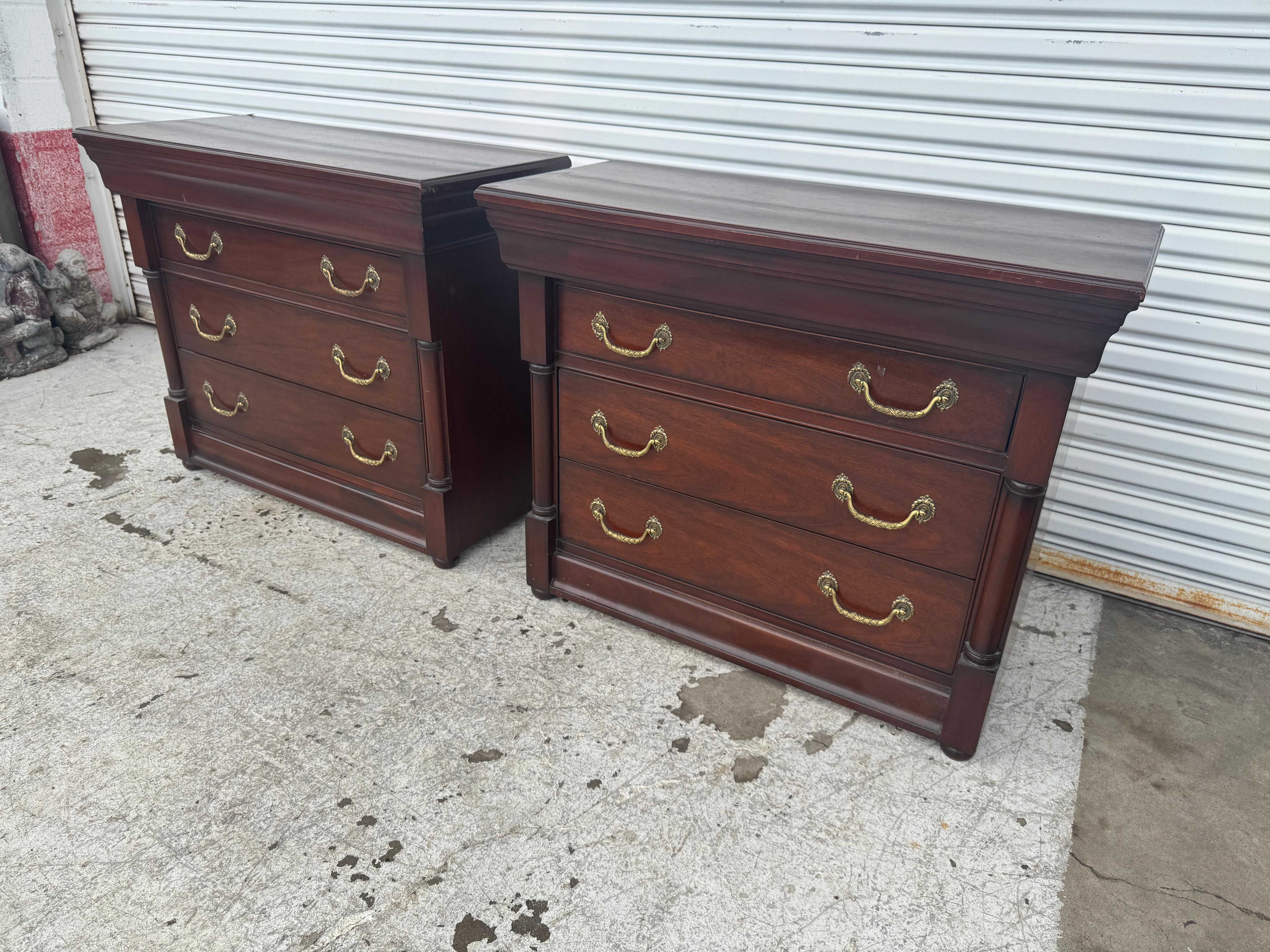 Il s'agit d'une paire de commodes en acajou de style Empire par Lineage.
Les commodes ont des poignées en laiton et 3 tiroirs de rangement.

Le prix est celui de l'ensemble.

