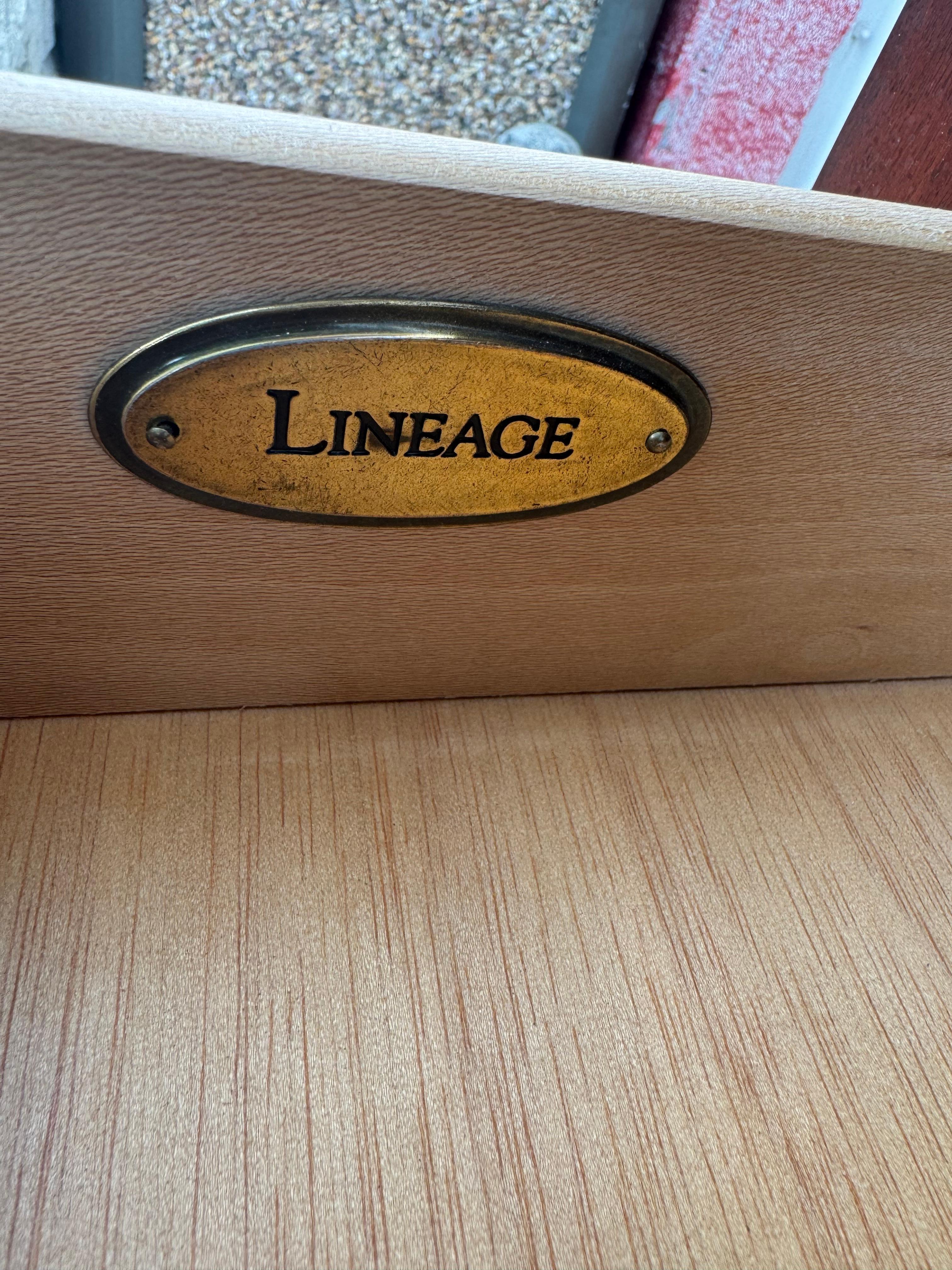 20ième siècle Paire de commodes à trois tiroirs de style Empire par Lineage en vente