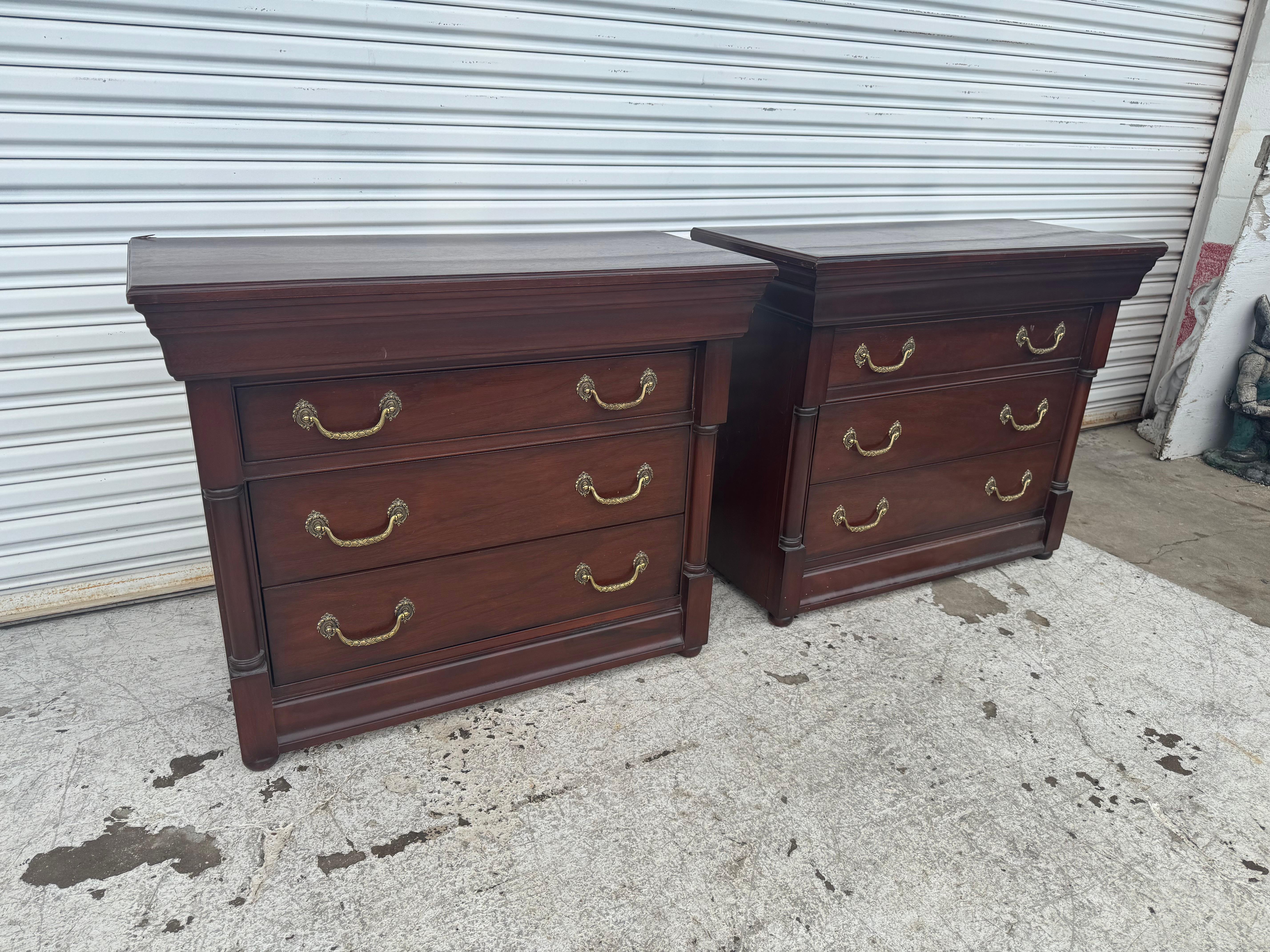 Bois Paire de commodes à trois tiroirs de style Empire par Lineage en vente