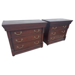 Paire de commodes à trois tiroirs de style Empire par Lineage