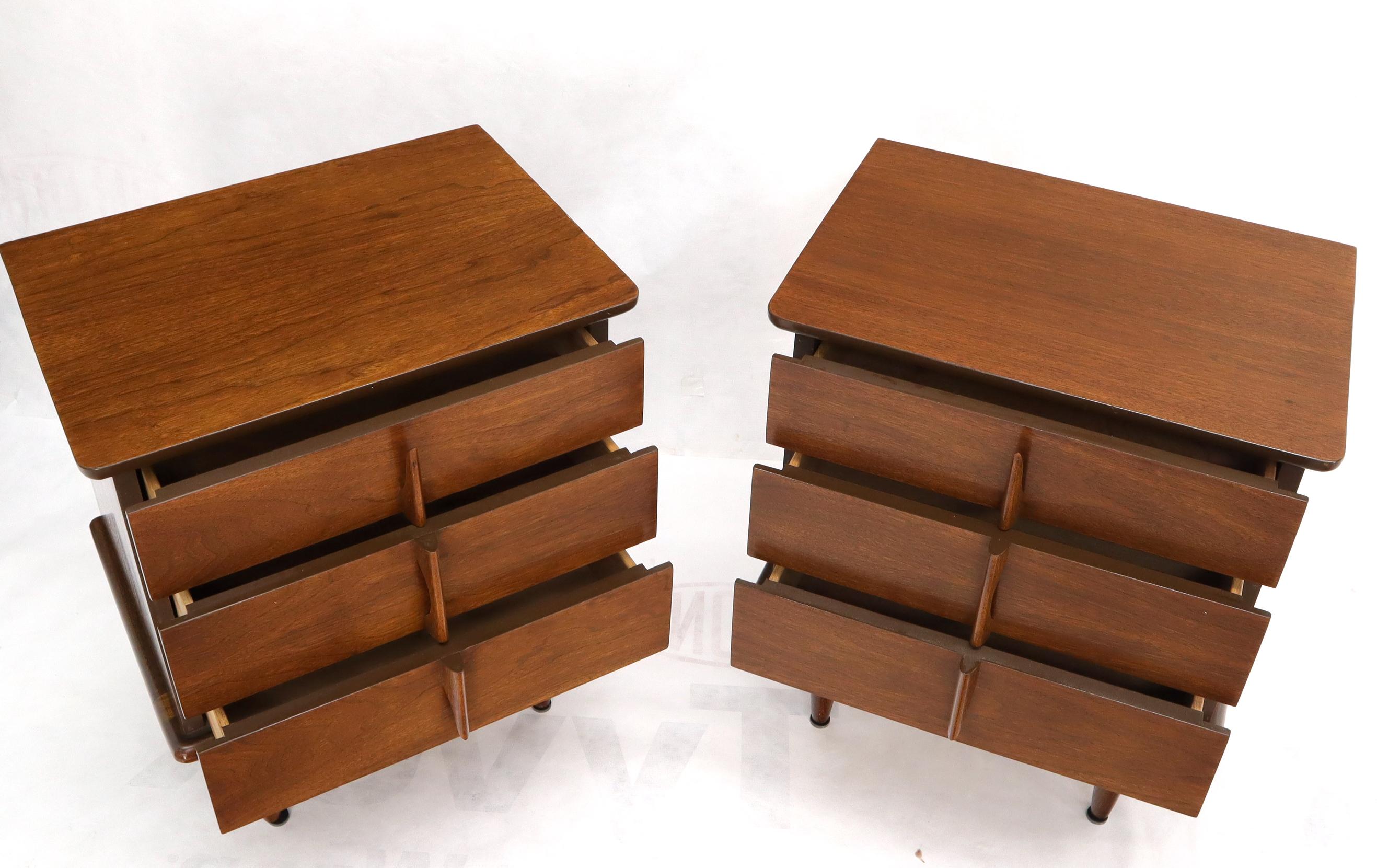 Pair of Three-Drawer Walnut End Tables Nightstands Small Chests In Good Condition For Sale In Rockaway, NJ