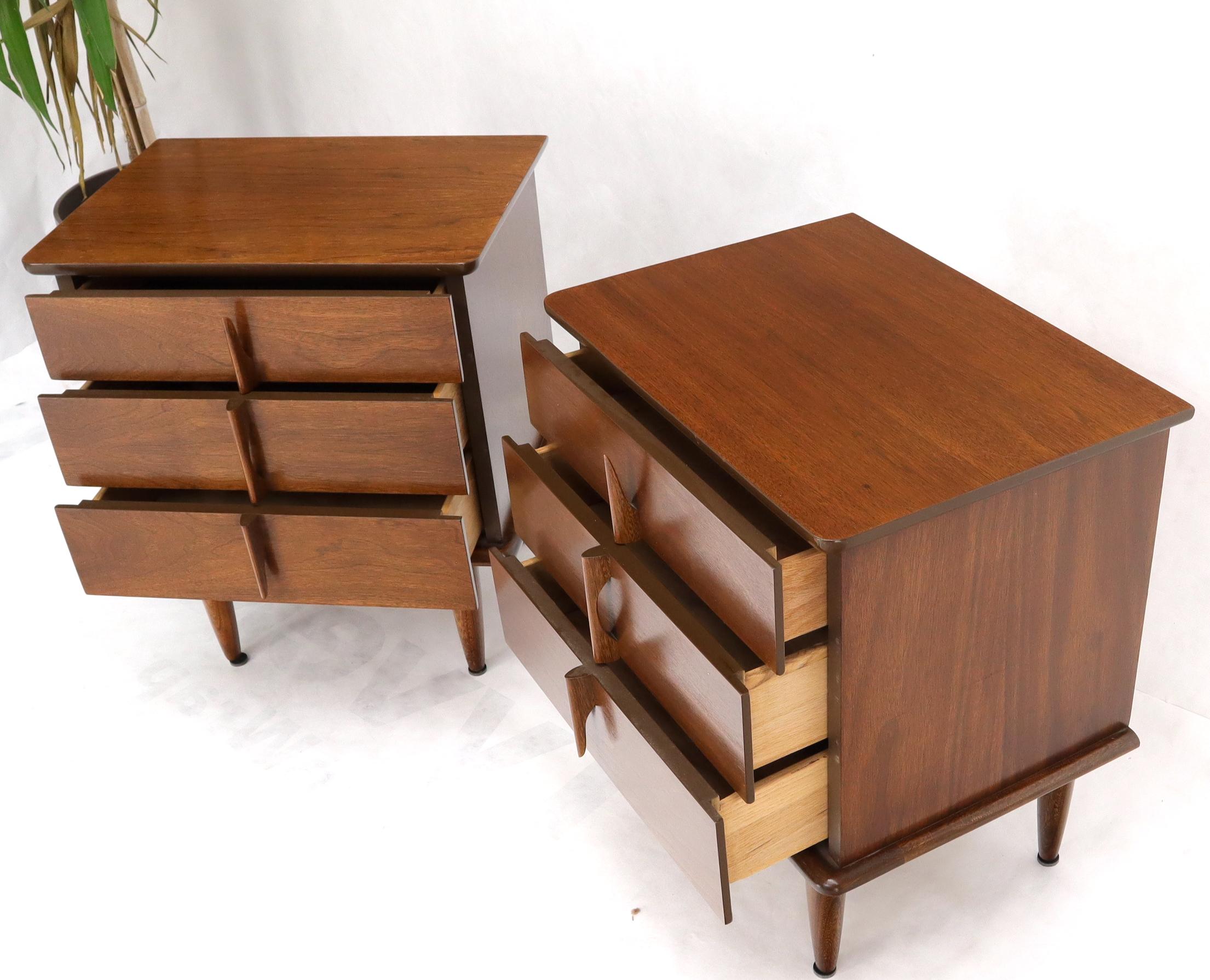 20th Century Pair of Three-Drawer Walnut End Tables Nightstands Small Chests For Sale