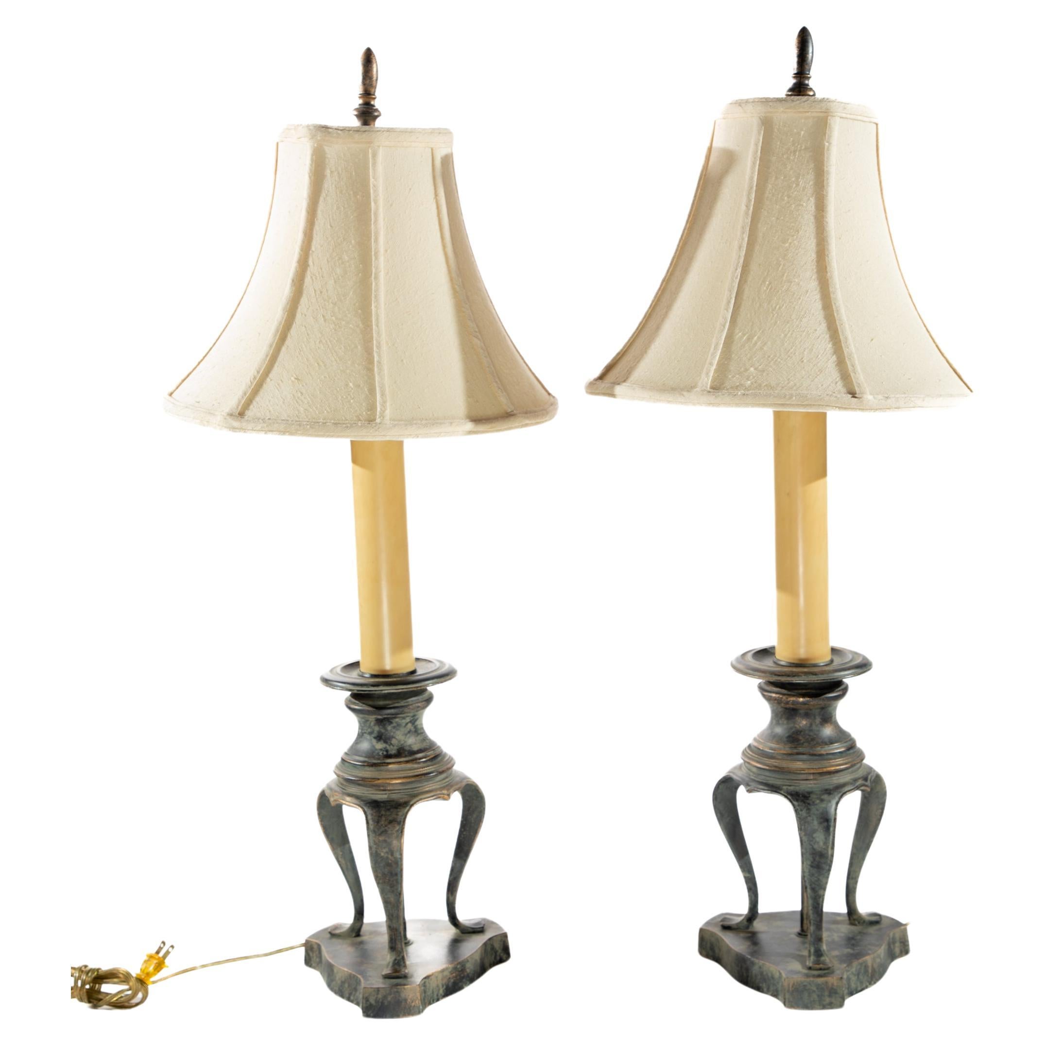 Paire de lampes de table patinées à trois pieds avec abat-jour