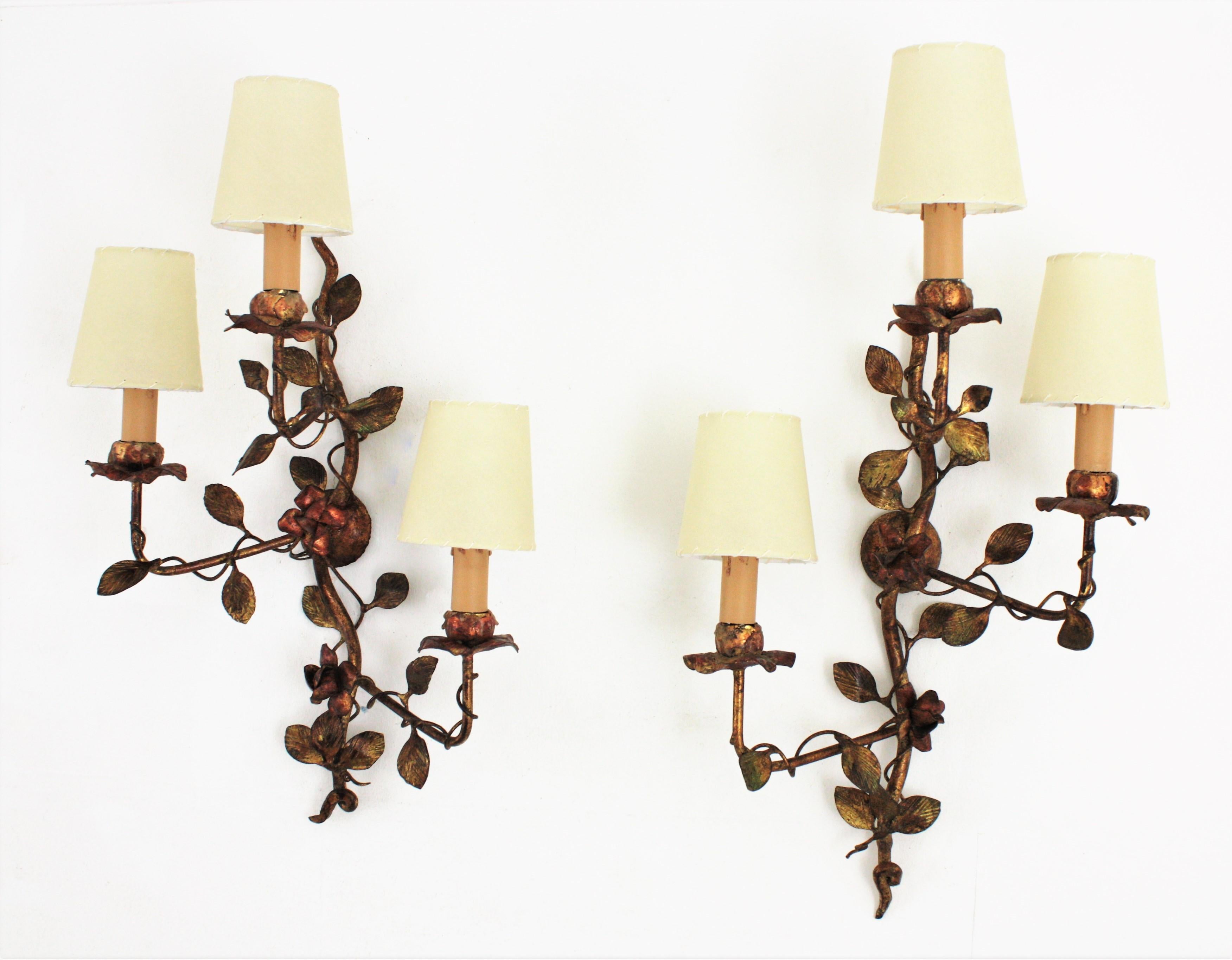 20th Century Pair of Foliage Floral Tole Wall Sconces in Polychromed Gilt Iron For Sale