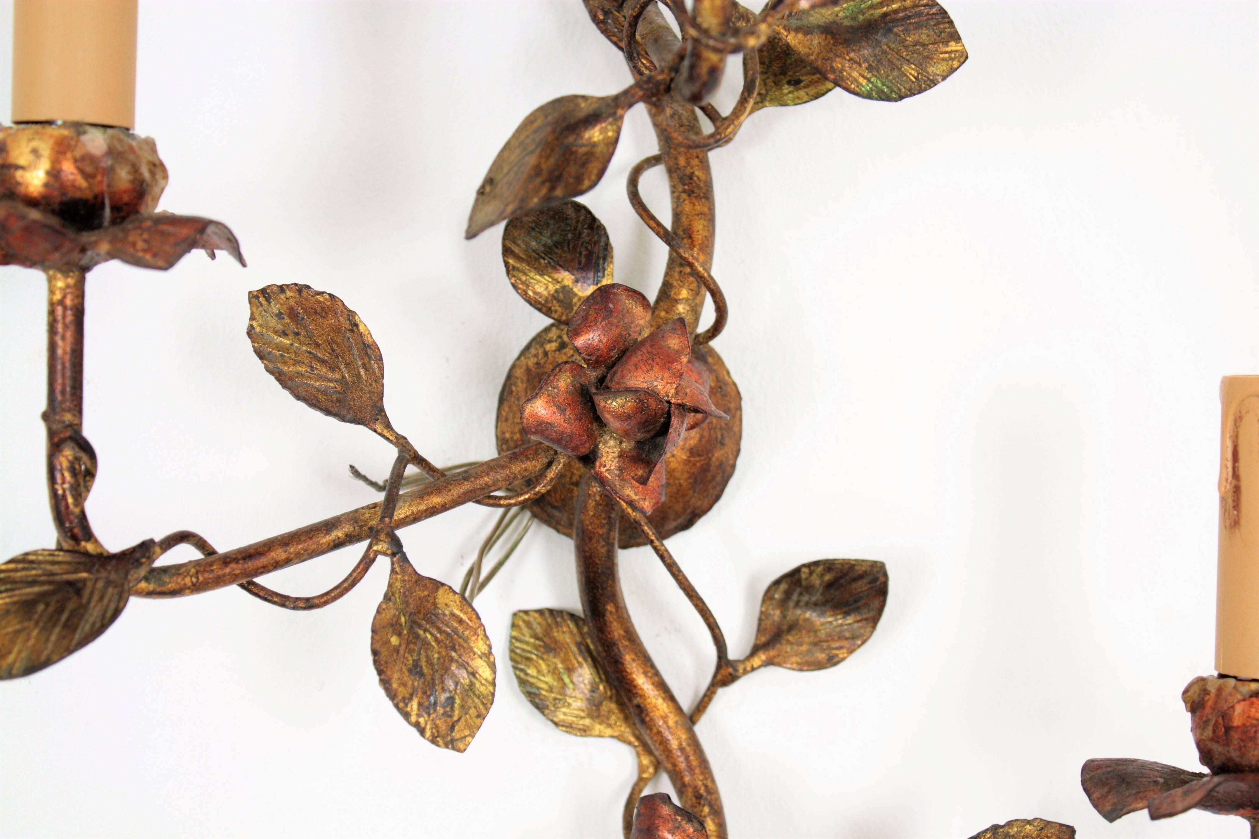 Paar Wandleuchter aus vergoldetem, polychromiertem Eisen mit Blättern und Blumen im Angebot 1