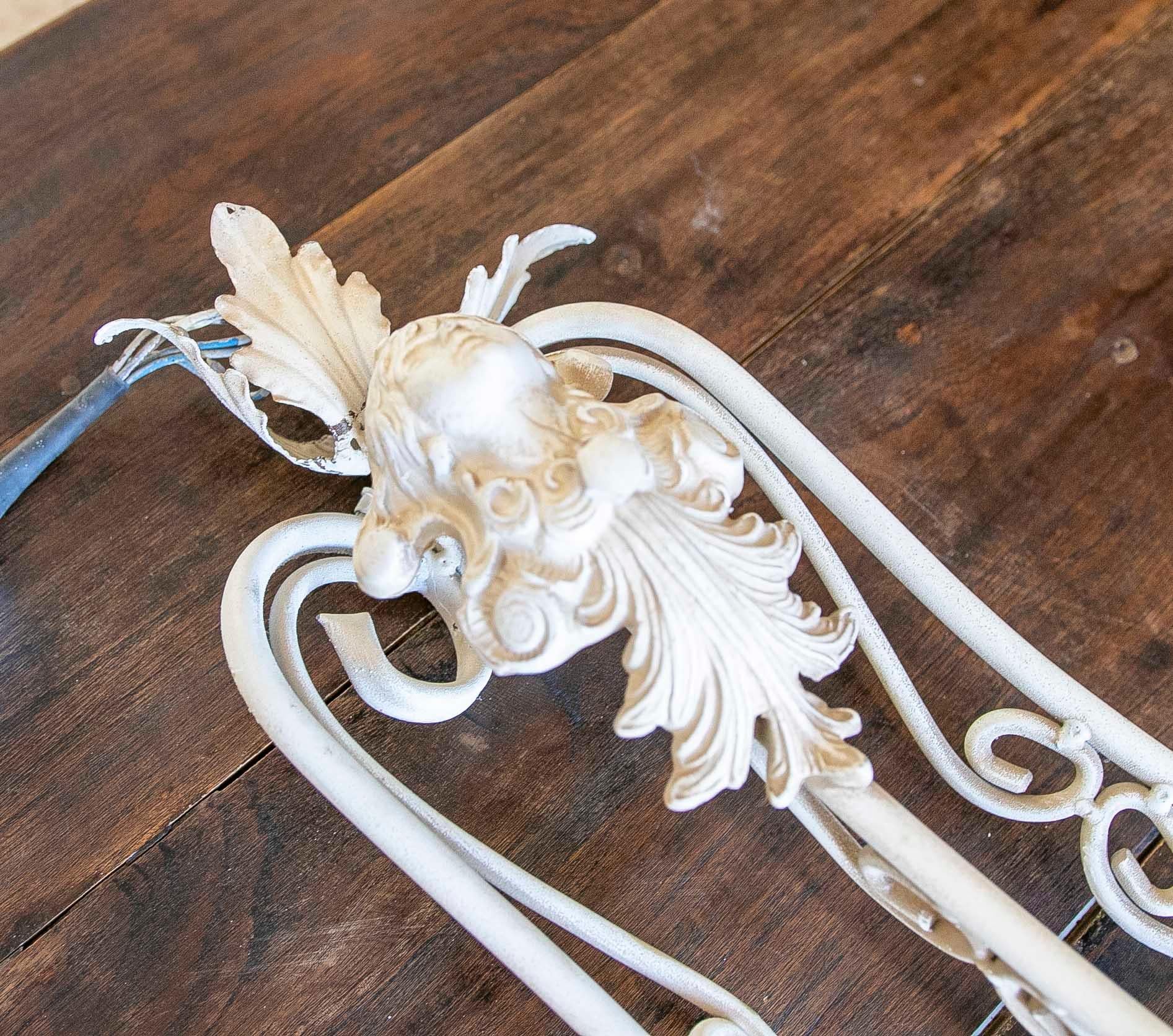 Pair of Three-Light Iron Wall Lamps Painted in White In Good Condition For Sale In Marbella, ES